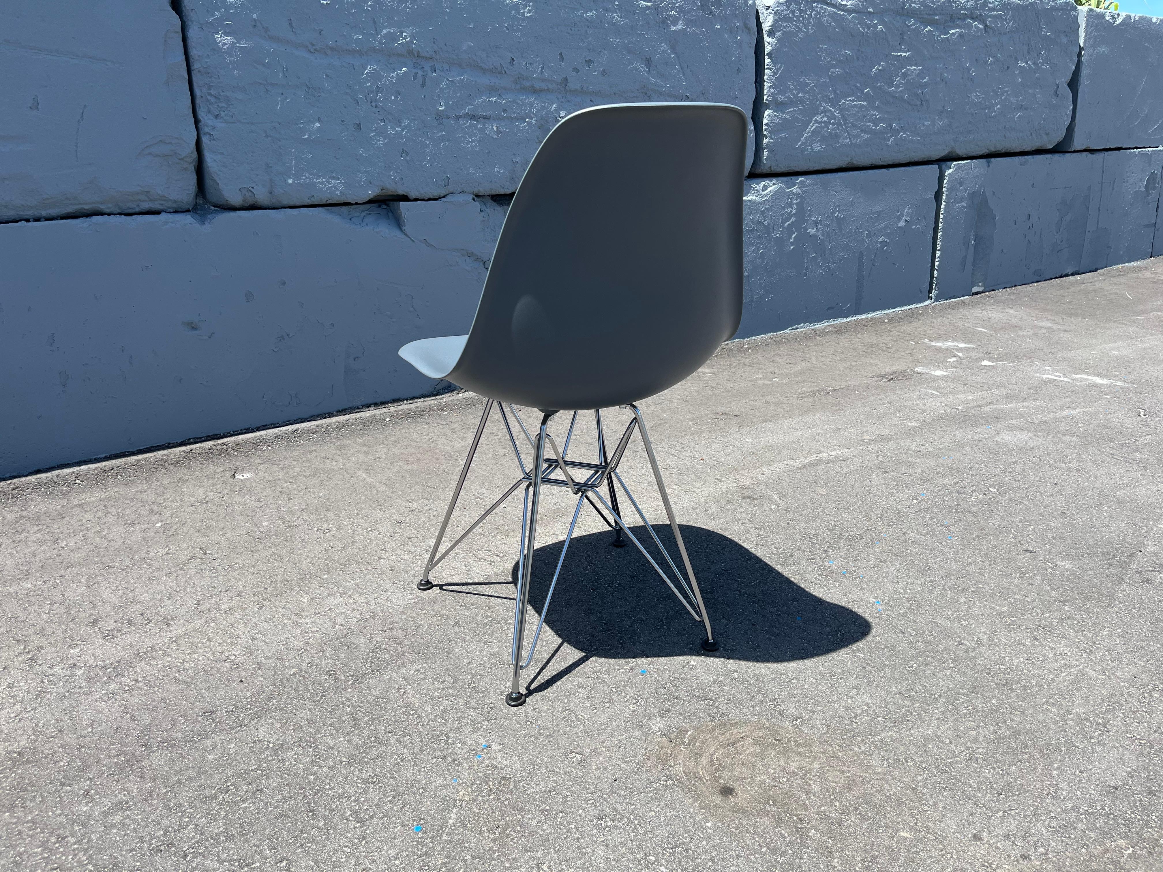 Eames Molded Plastic Side Chair Grau, Herman Miller Stühle im Zustand „Gut“ im Angebot in Miami, FL