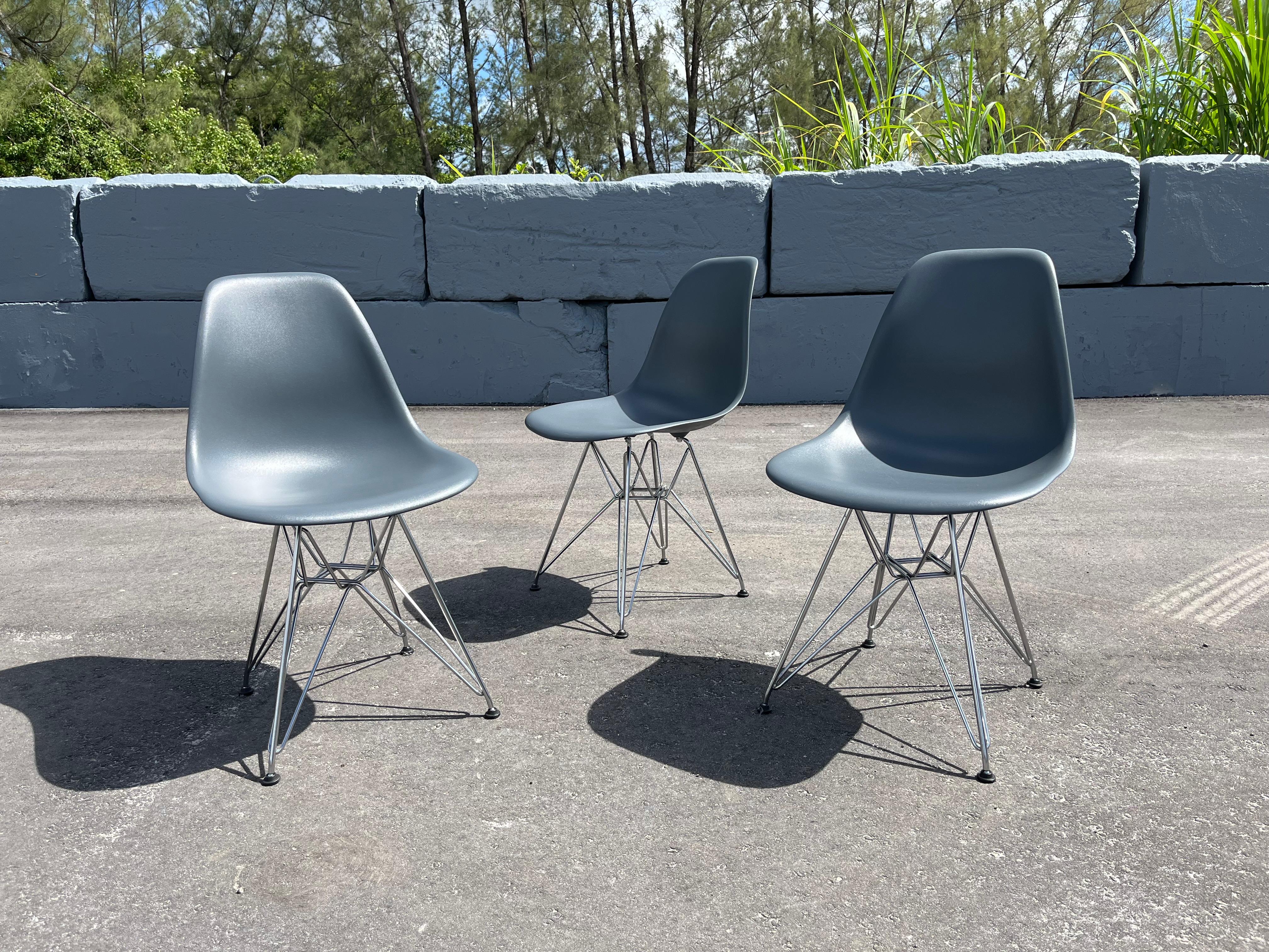 Eames Molded Plastic Side Chair Grau, Herman Miller Stühle (21. Jahrhundert und zeitgenössisch) im Angebot