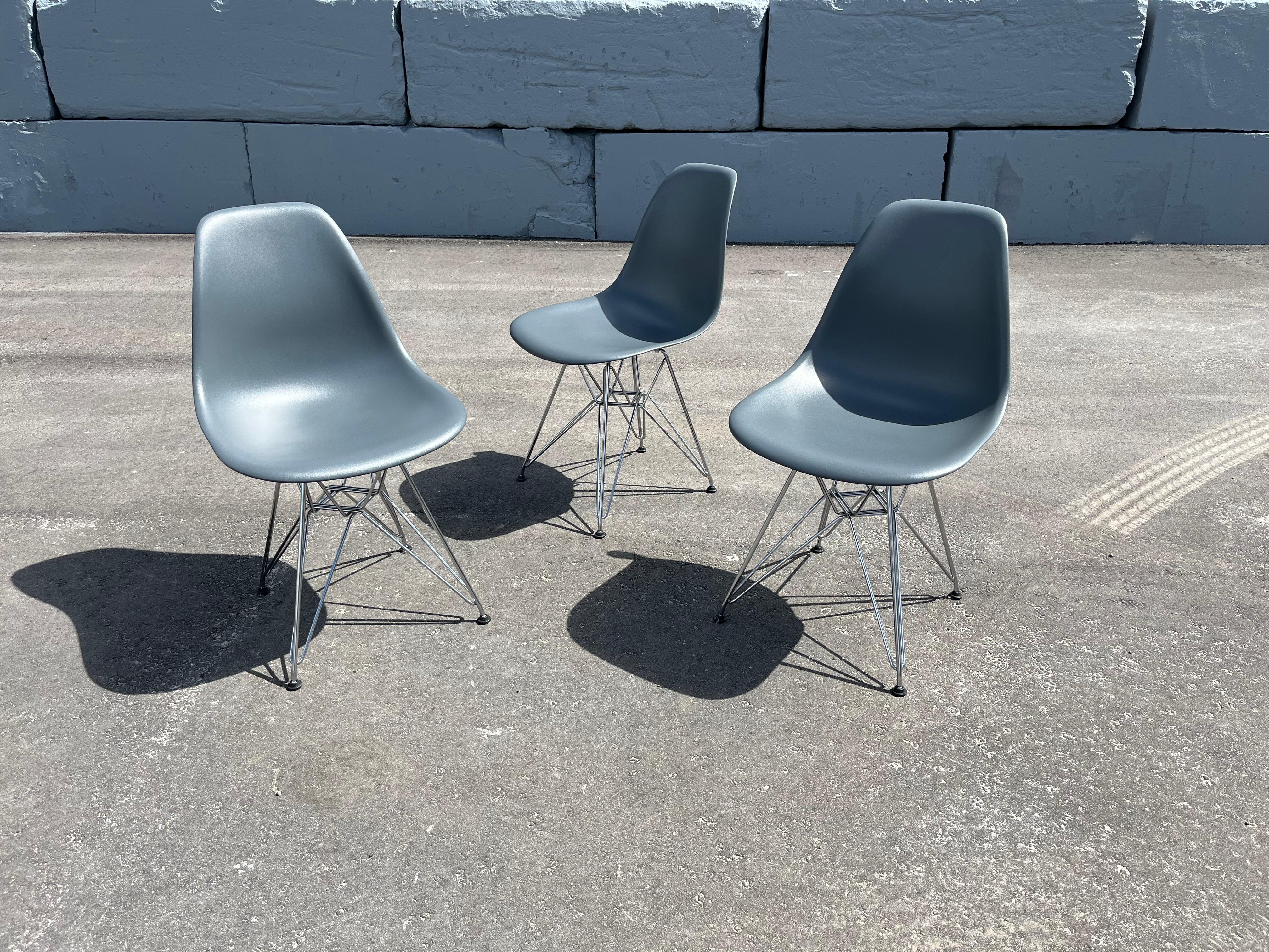 Eames Molded Plastic Side Chair Grau, Herman Miller Stühle (Chrom) im Angebot
