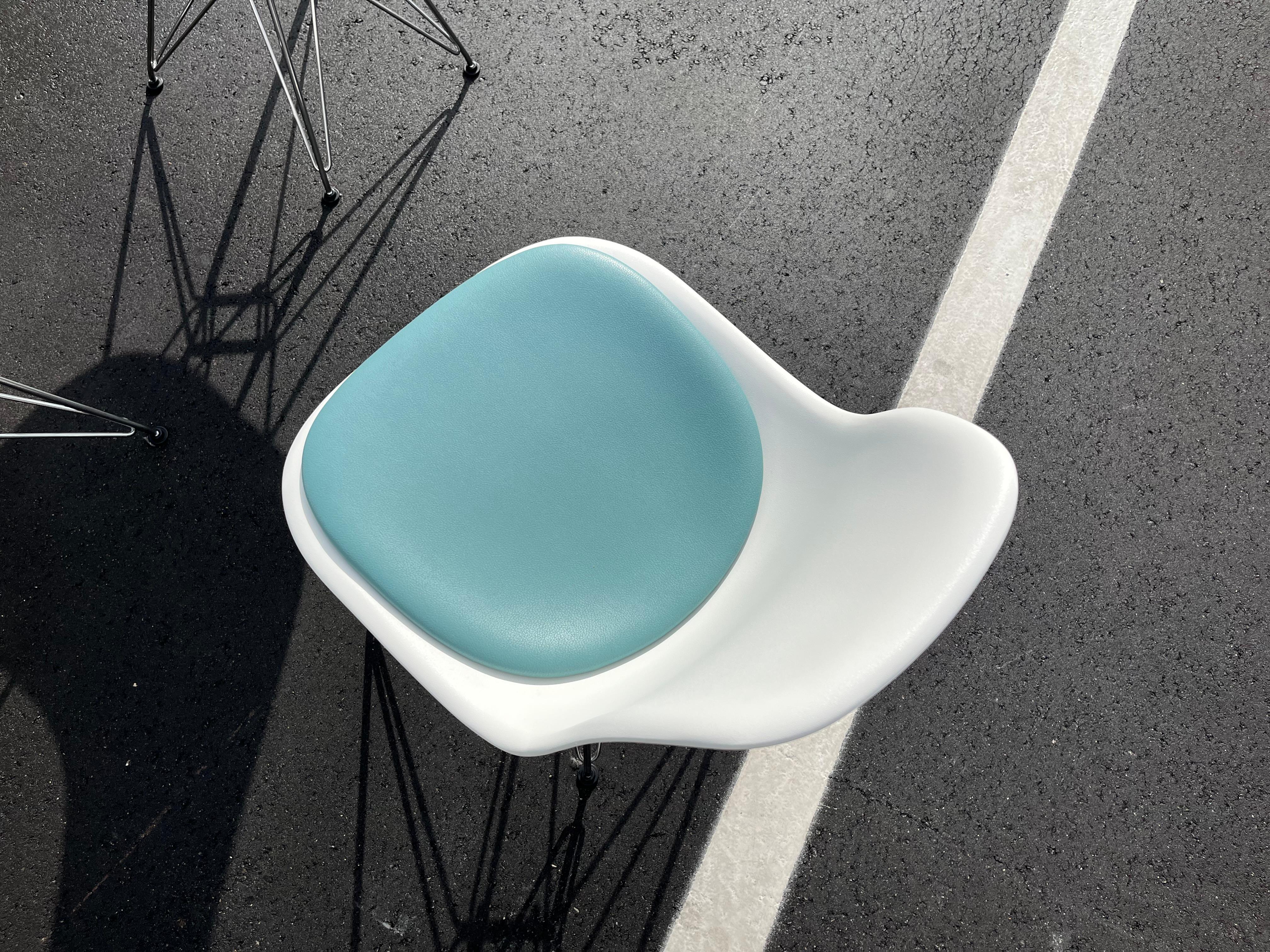Pad per sedie laterali in plastica stampata Eames, sedie Herman Miller, grande quantità in vendita 4