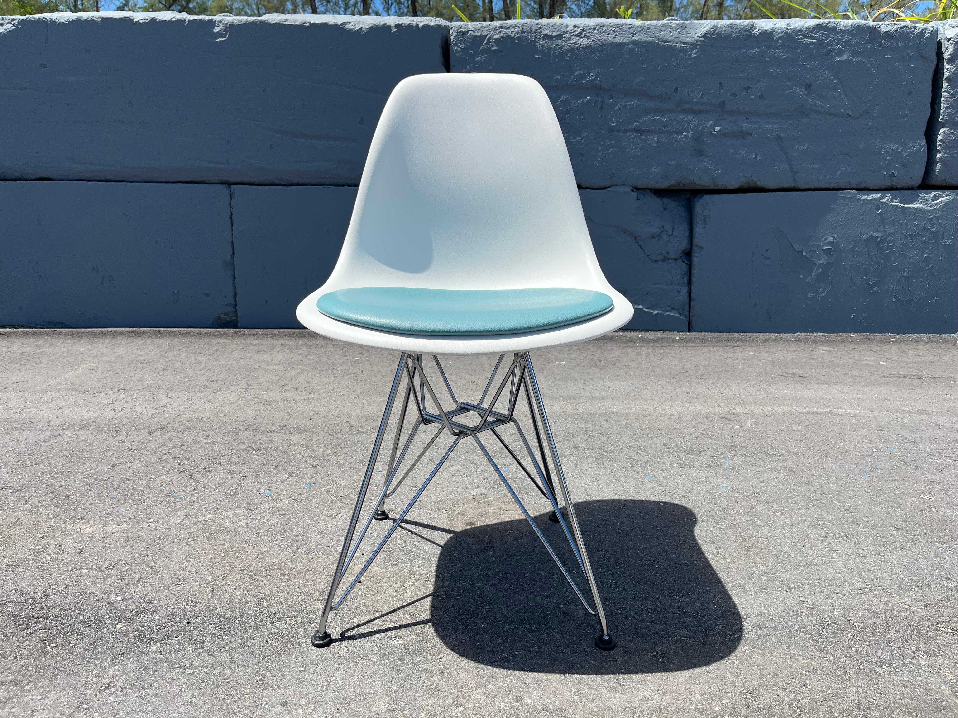 Sedia laterale in plastica modellata Eames con pad, prodotta da Herman Miller 2020.
Il prezzo si riferisce a una sedia. Sono disponibili 28 sedie in totale. Le grandi quantità cambieranno il costo di spedizione, ti preghiamo di richiedere un