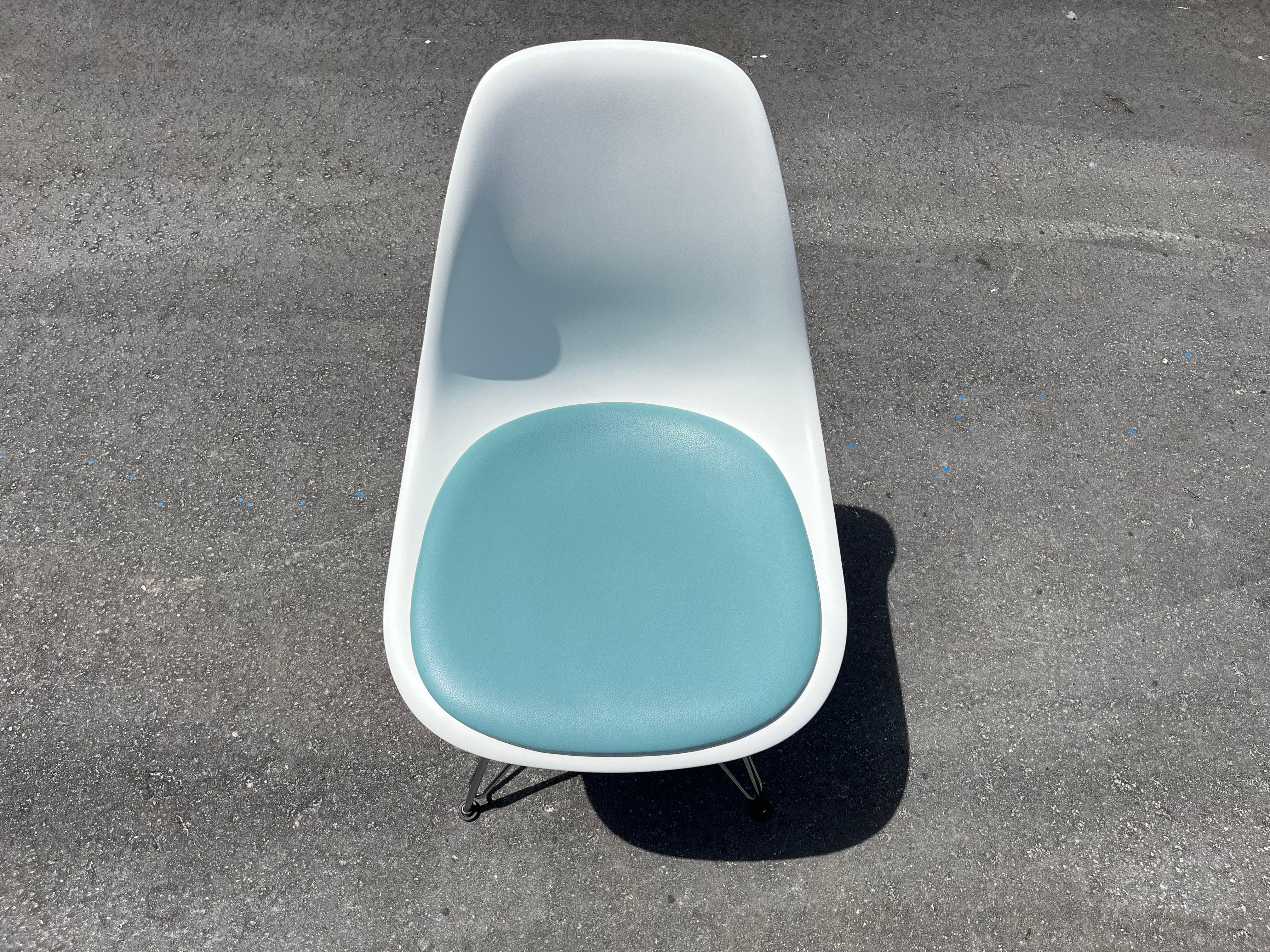 Moderno Pad per sedie laterali in plastica stampata Eames, sedie Herman Miller, grande quantità in vendita
