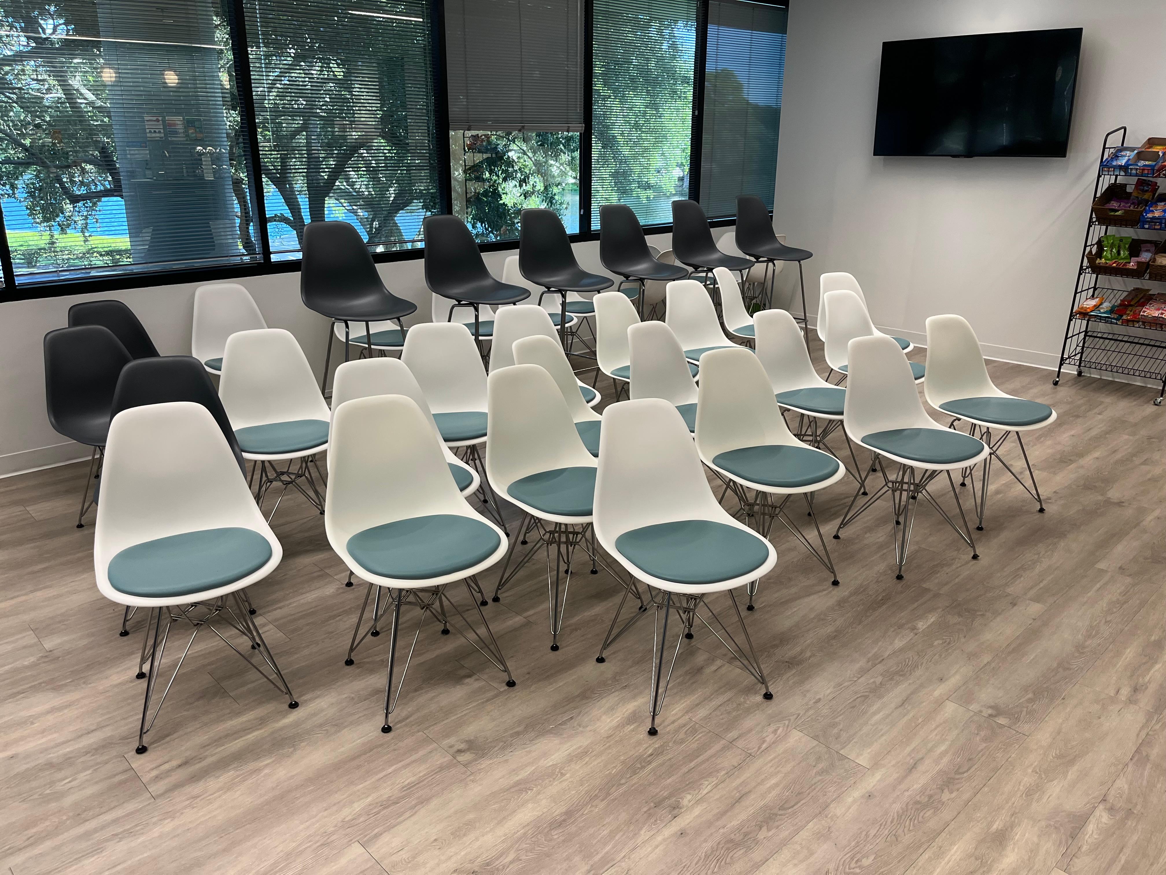 Americano Pad per sedie laterali in plastica stampata Eames, sedie Herman Miller, grande quantità in vendita