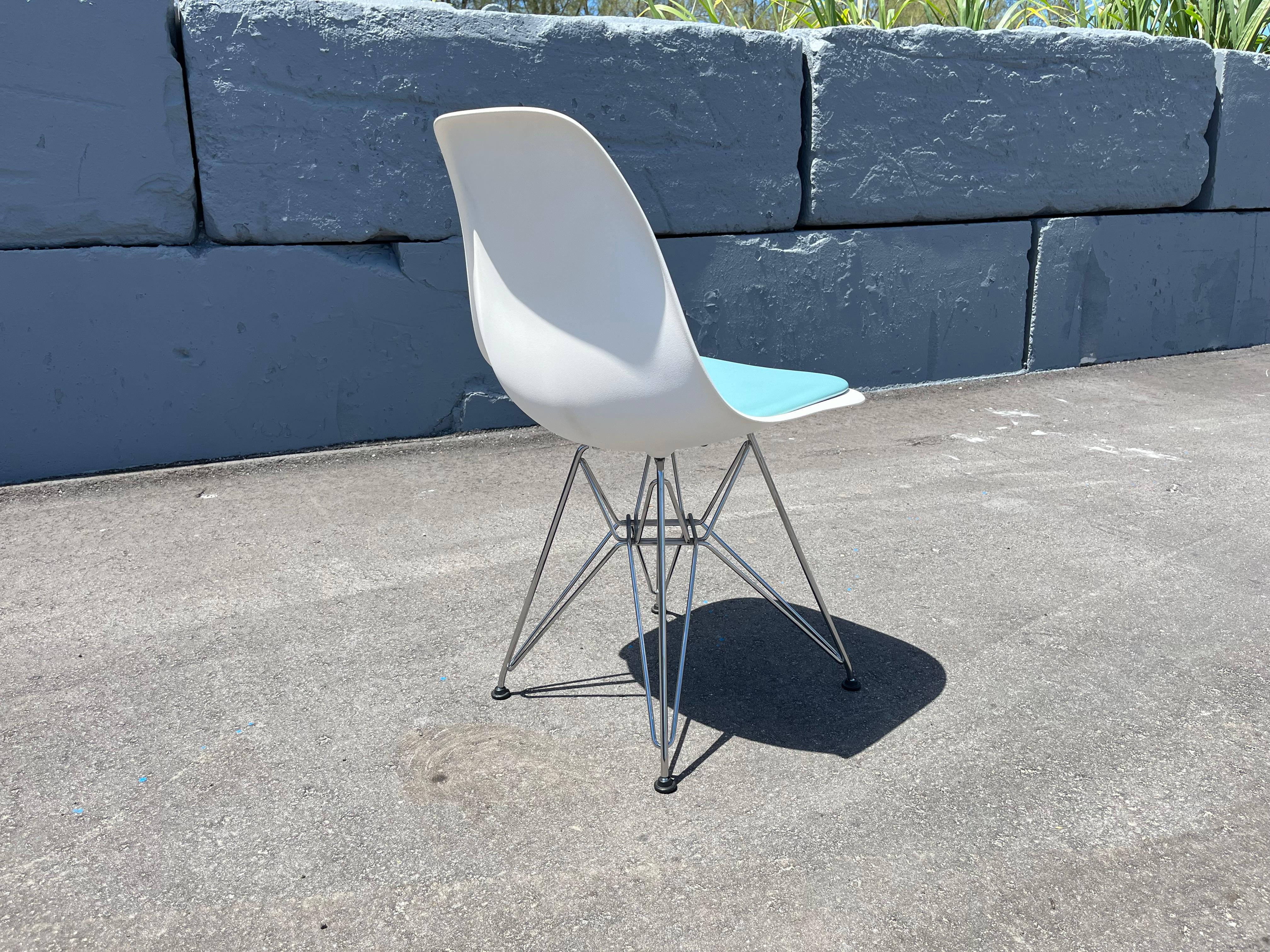 Pad per sedie laterali in plastica stampata Eames, sedie Herman Miller, grande quantità In condizioni buone in vendita a Miami, FL