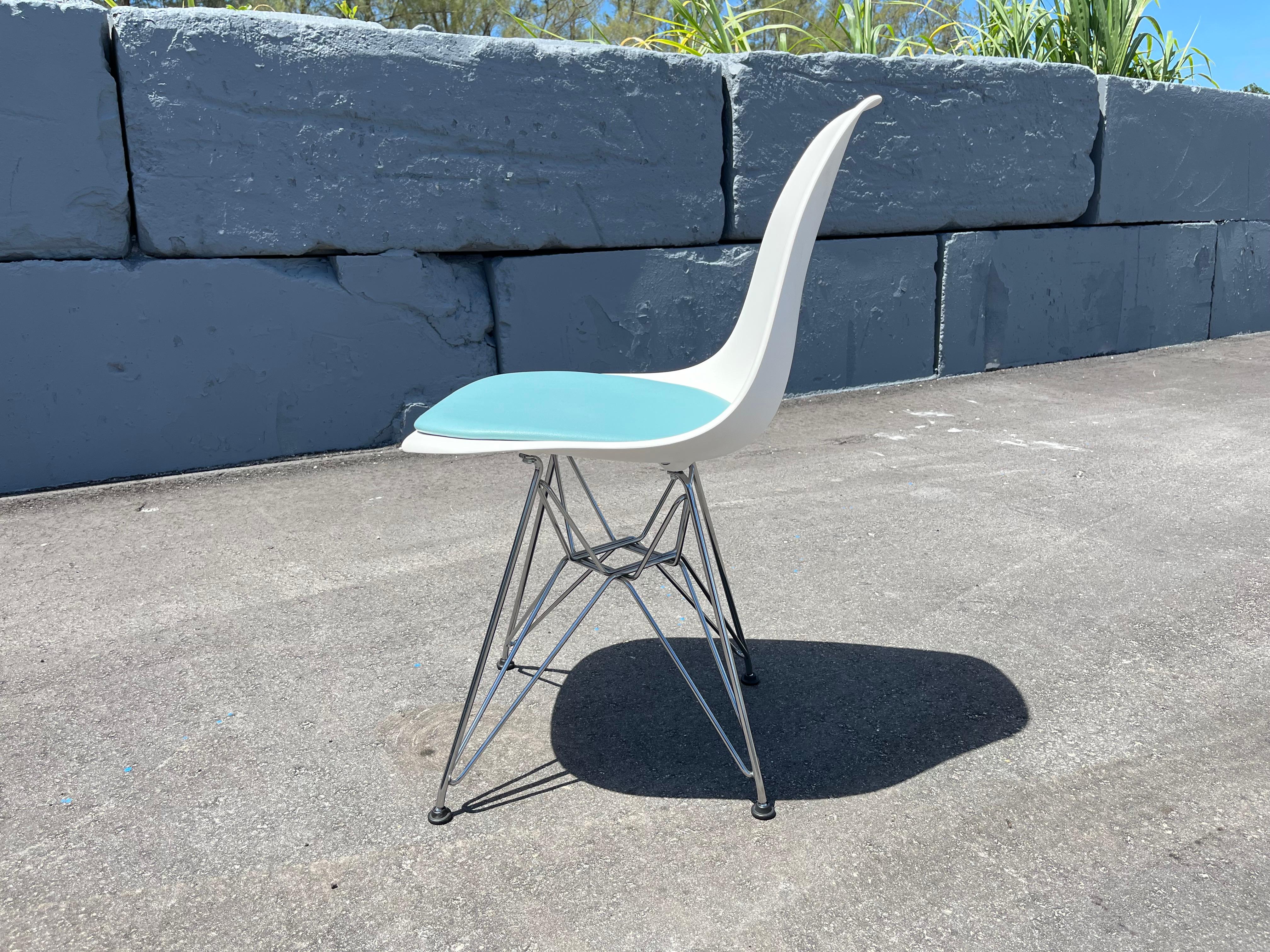 XXI secolo e contemporaneo Pad per sedie laterali in plastica stampata Eames, sedie Herman Miller, grande quantità in vendita