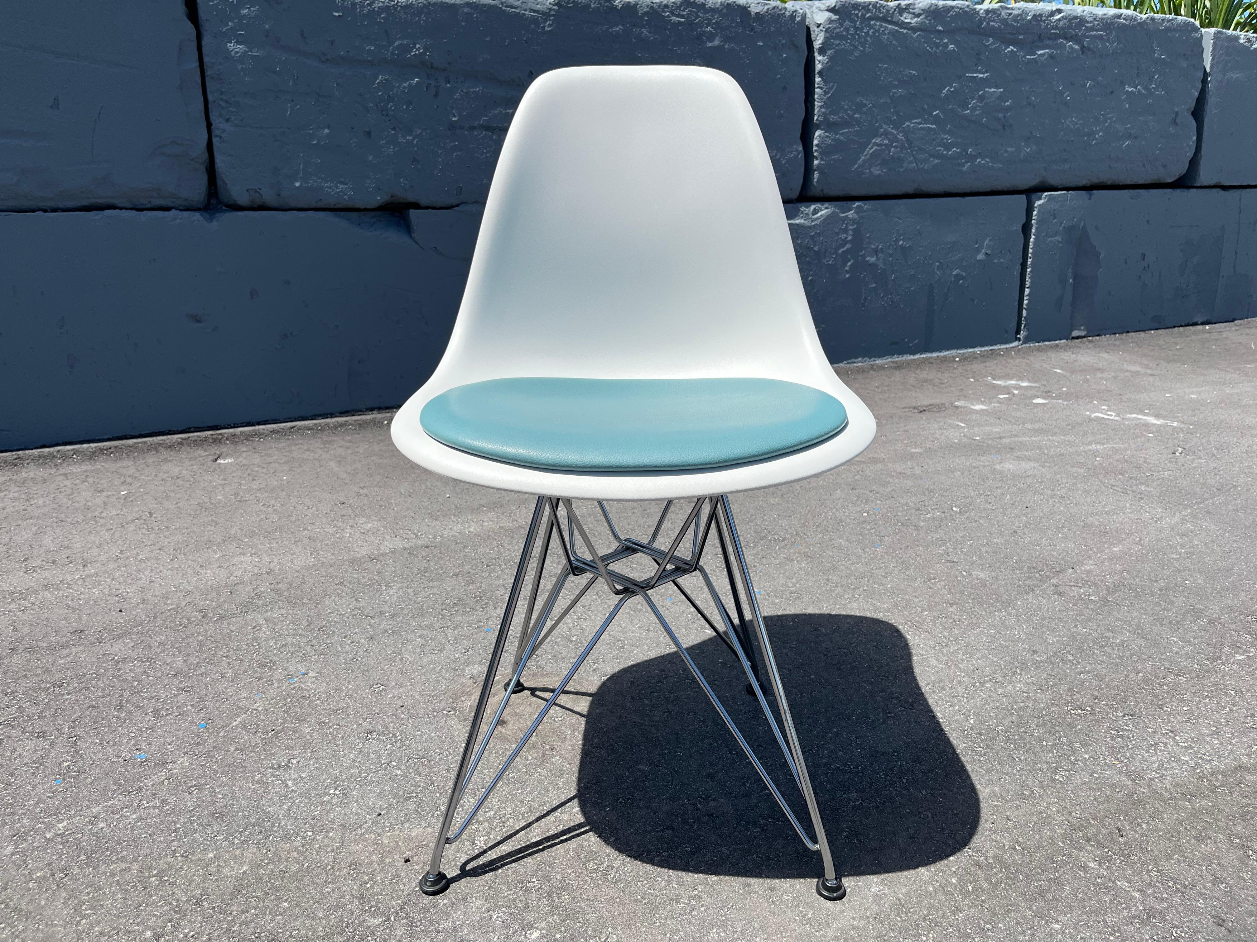 Pad per sedie laterali in plastica stampata Eames, sedie Herman Miller, grande quantità in vendita 1