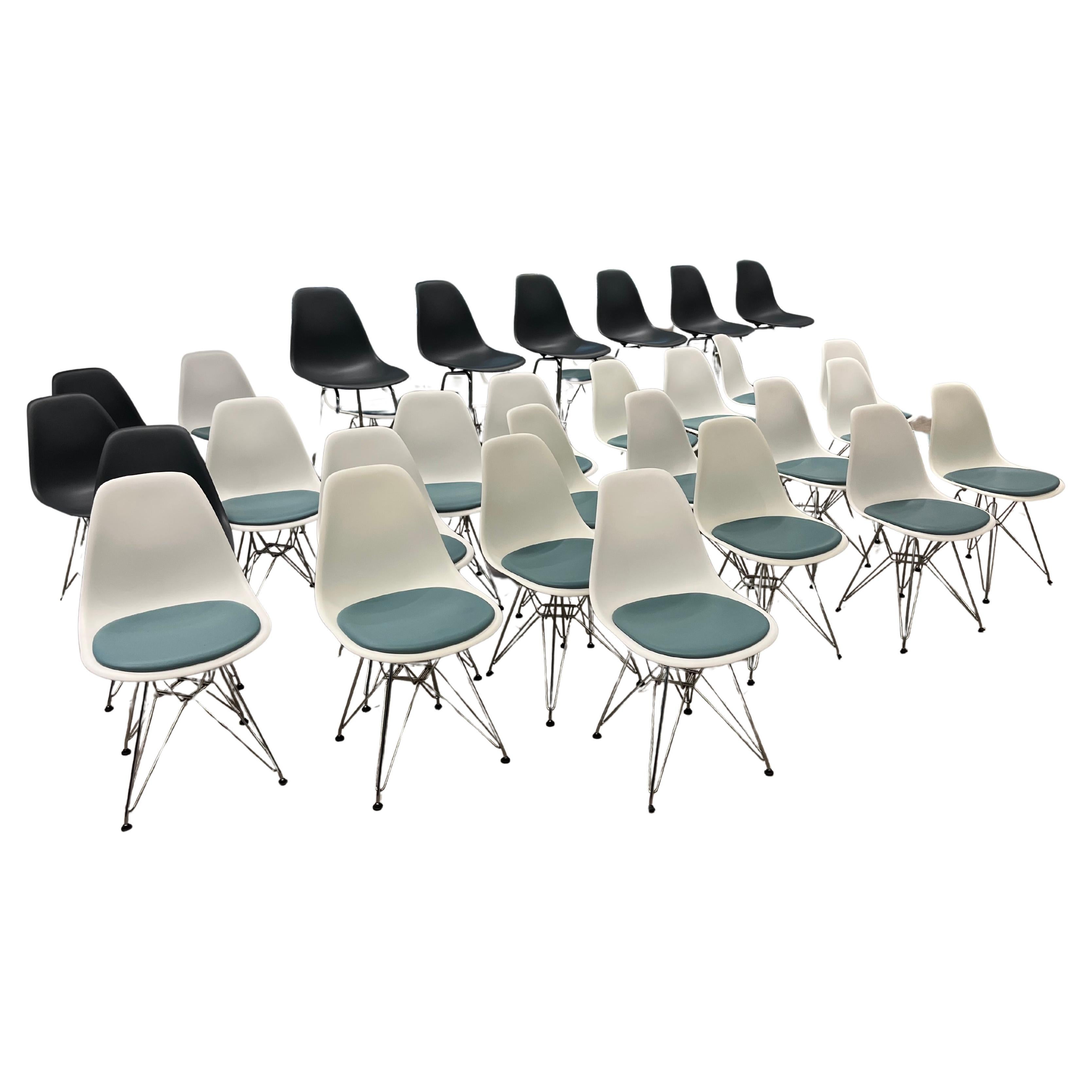 Pad de siège de chaise latérale en plastique moulé Eames, chaises Herman Miller, grande quantité en vente