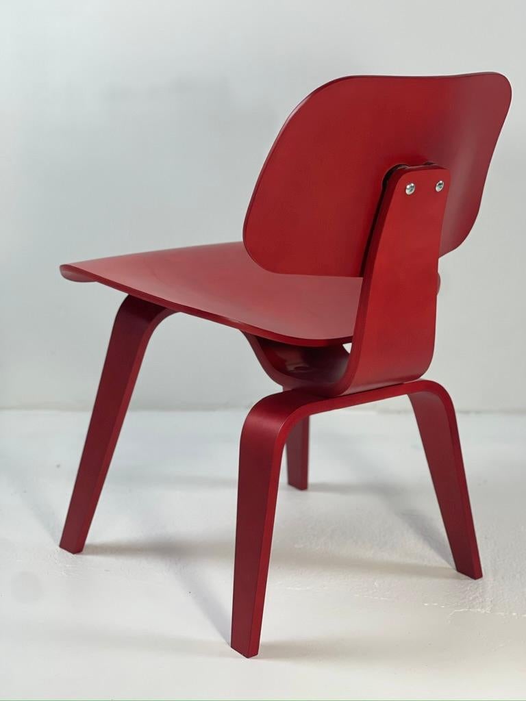 Eames Molded Plywood Dining Chair Wood Base (DCW) in Red Stained Birch excellent For Sale 4