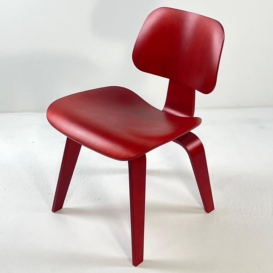Eames Molded Plywood Dining Chair Wood Base (DCW) in Red Stained Birch excellent For Sale 6