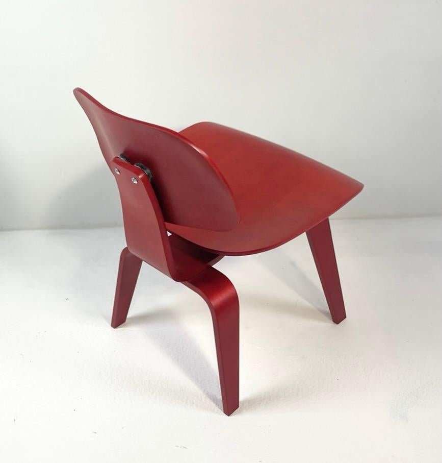 Eames Molded Plywood Dining Chair Wood Base (DCW) in Red stained Ash

The Eames Molded Plywood Dining Chair (1946) began as an experiment in Charles and Ray Eameses’ apartment and became one of the world’s most widely recognized and highly coveted