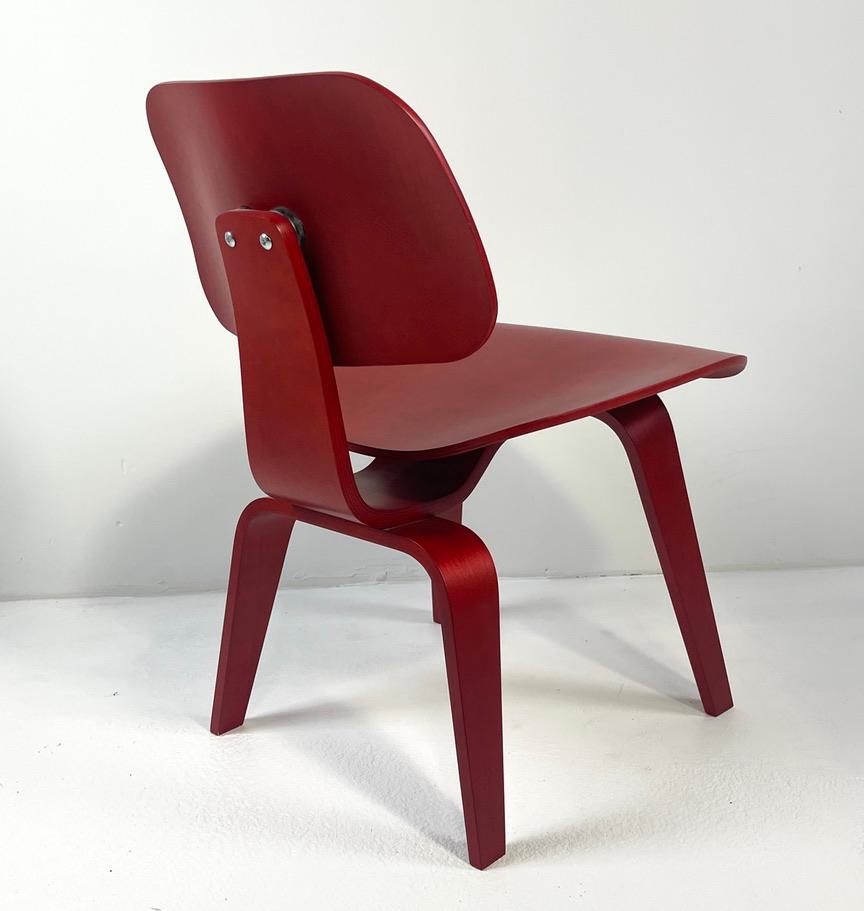 Mid-Century Modern Eames Molded Plywood Dining Chair Wood Base (DCW) in Red Stained Birch excellent For Sale
