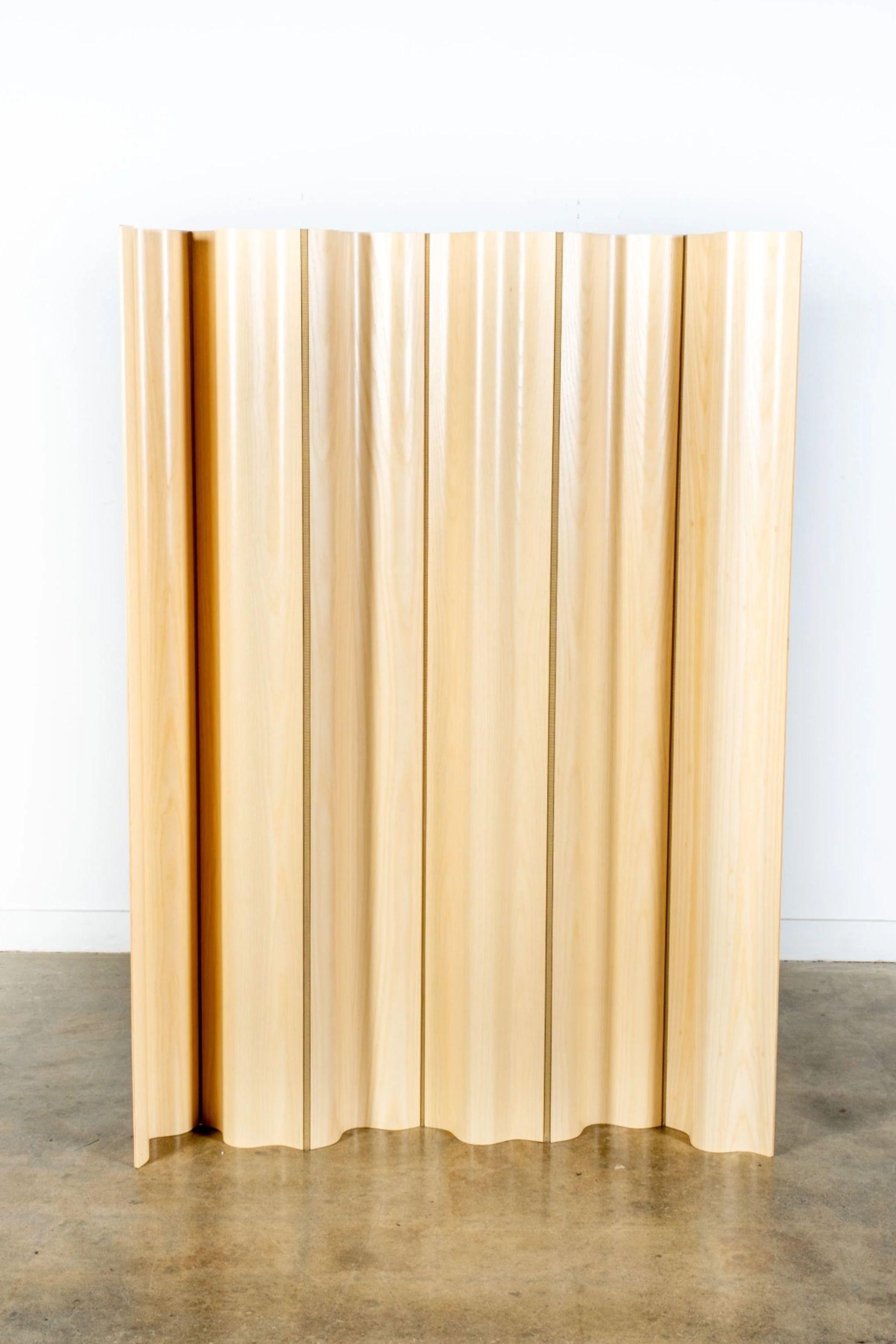 The typical zig-zag format of a screen is brilliantly surpassed in this iconic design by Charles and Ray Eames, originally designed in 1946. Composed of six ten-inch sections of molded plywood connected by polypropylene mesh, the structure offers