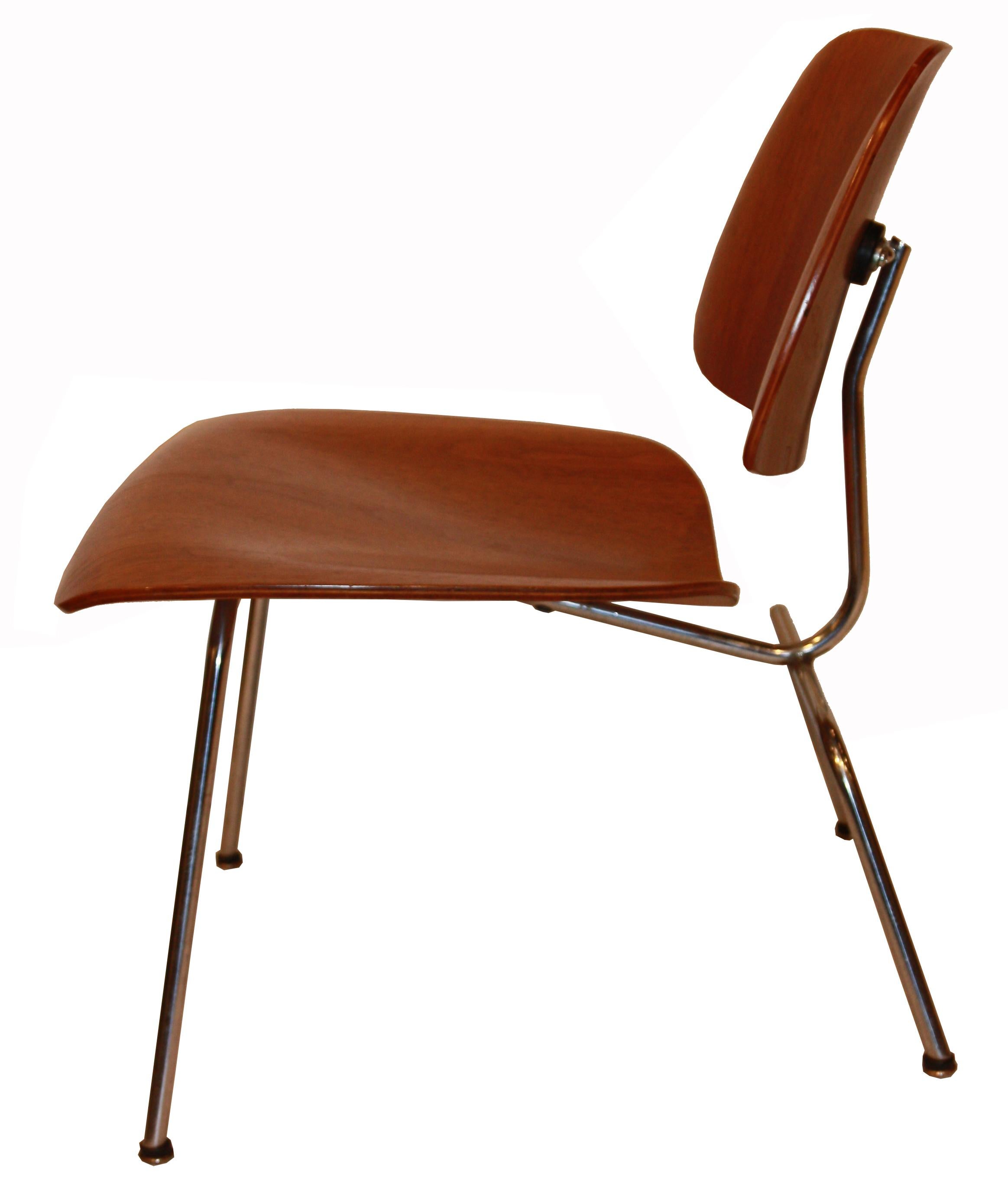 eames molded plywood lounge chair with metal base