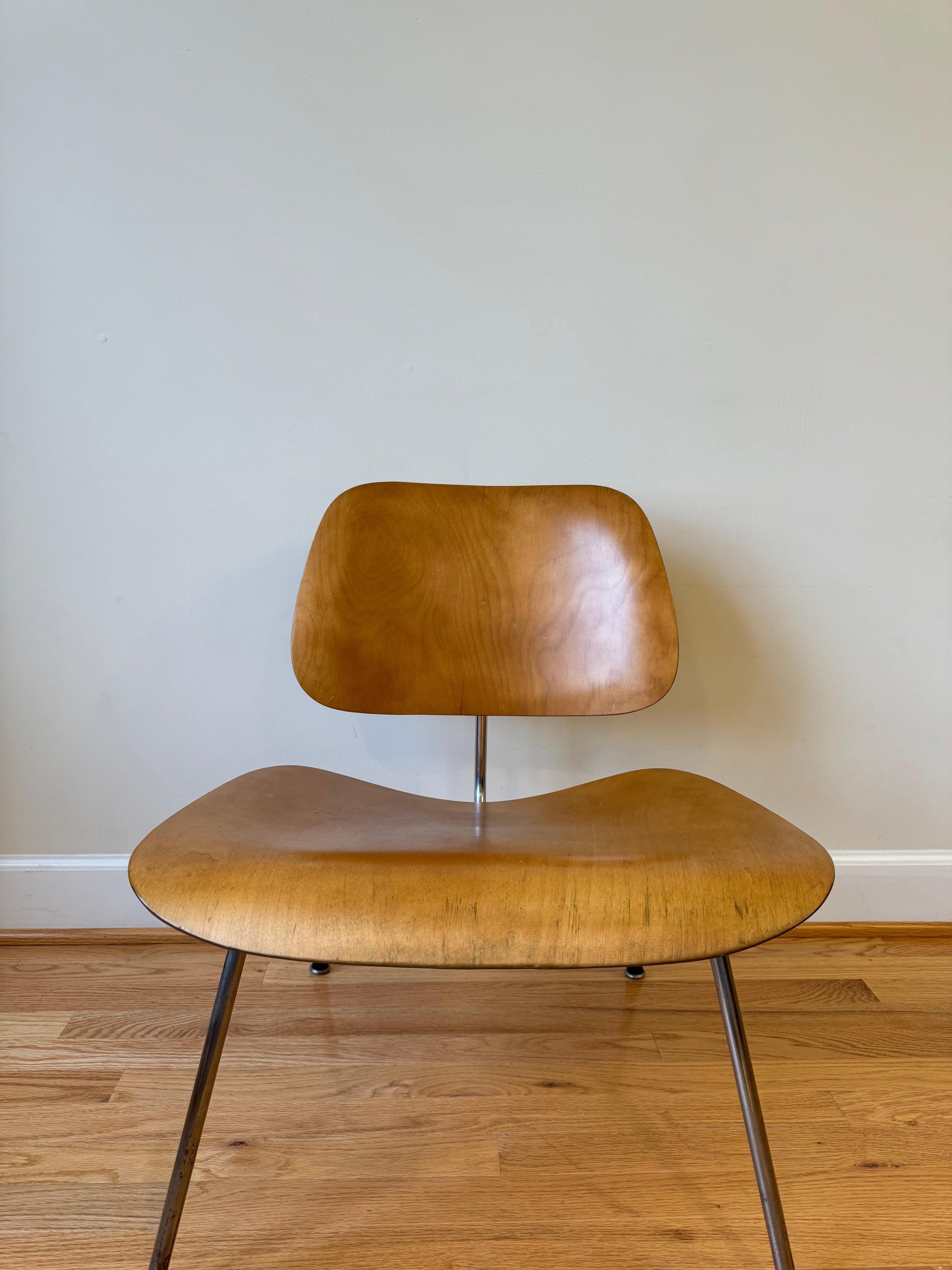 Eames Molded Plywood Lounge Chair Metallgestell (LCM), 1950er Jahre (Sperrholz) im Angebot