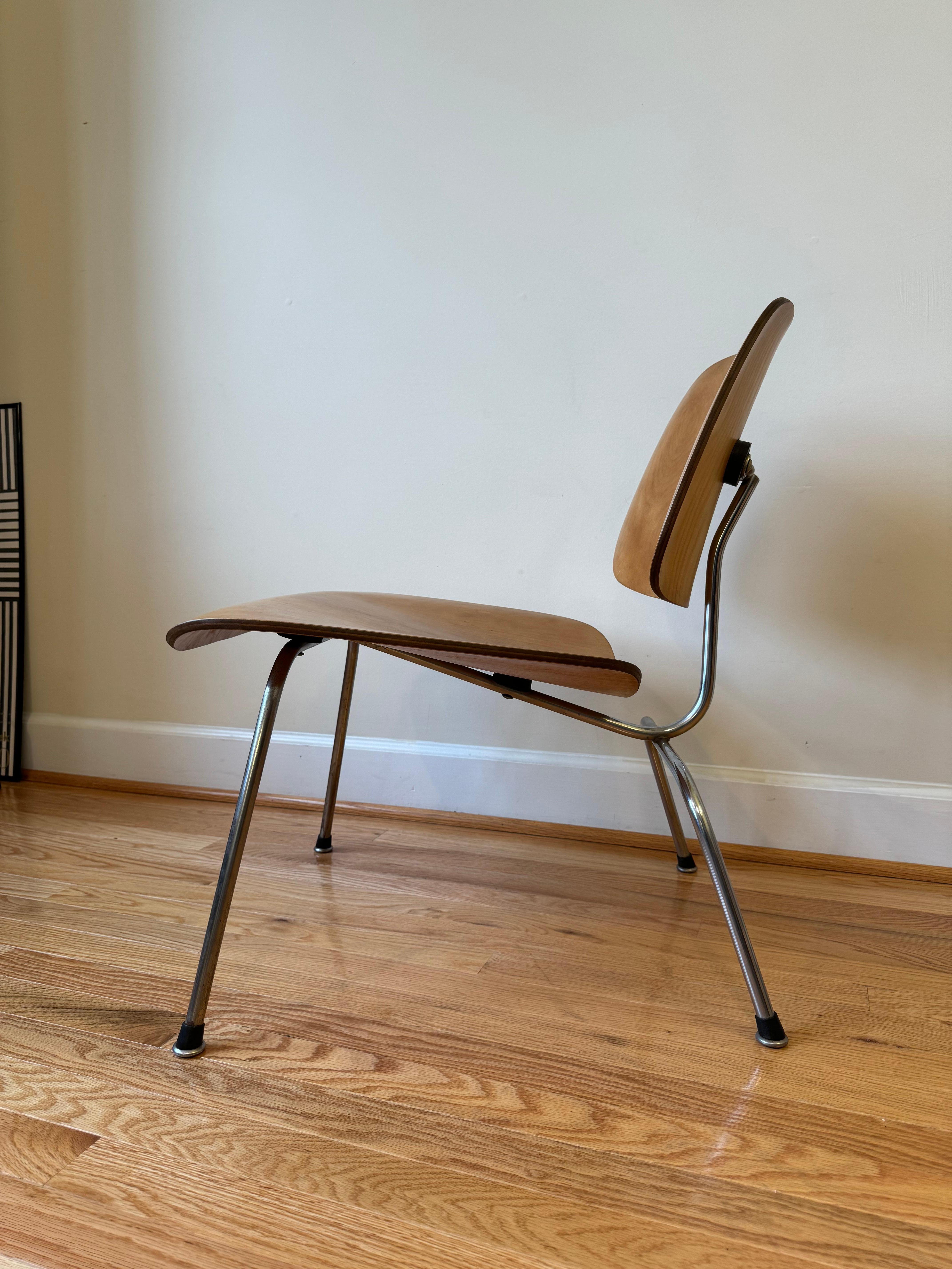 Eames Molded Plywood Lounge Chair Metal Base (LCM), Circa 1950s For Sale 1