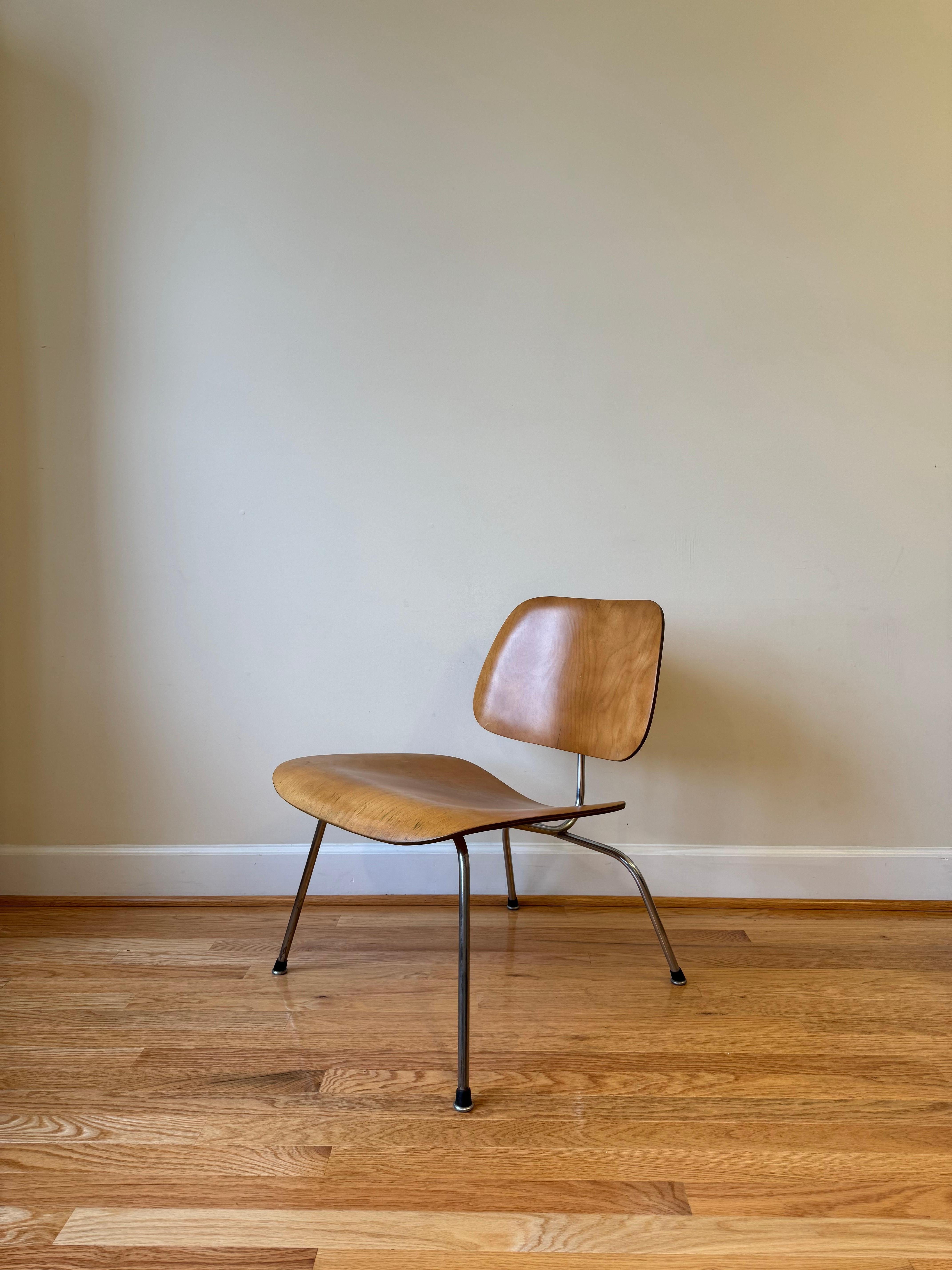 The Eames LCM (Lounge Chair Metal) features sheets of premium face veneer on both sides of the seat and back. The wide variety of wood available adds to the versatility and beauty of Charles and Ray’s molded plywood design. The chair can also be