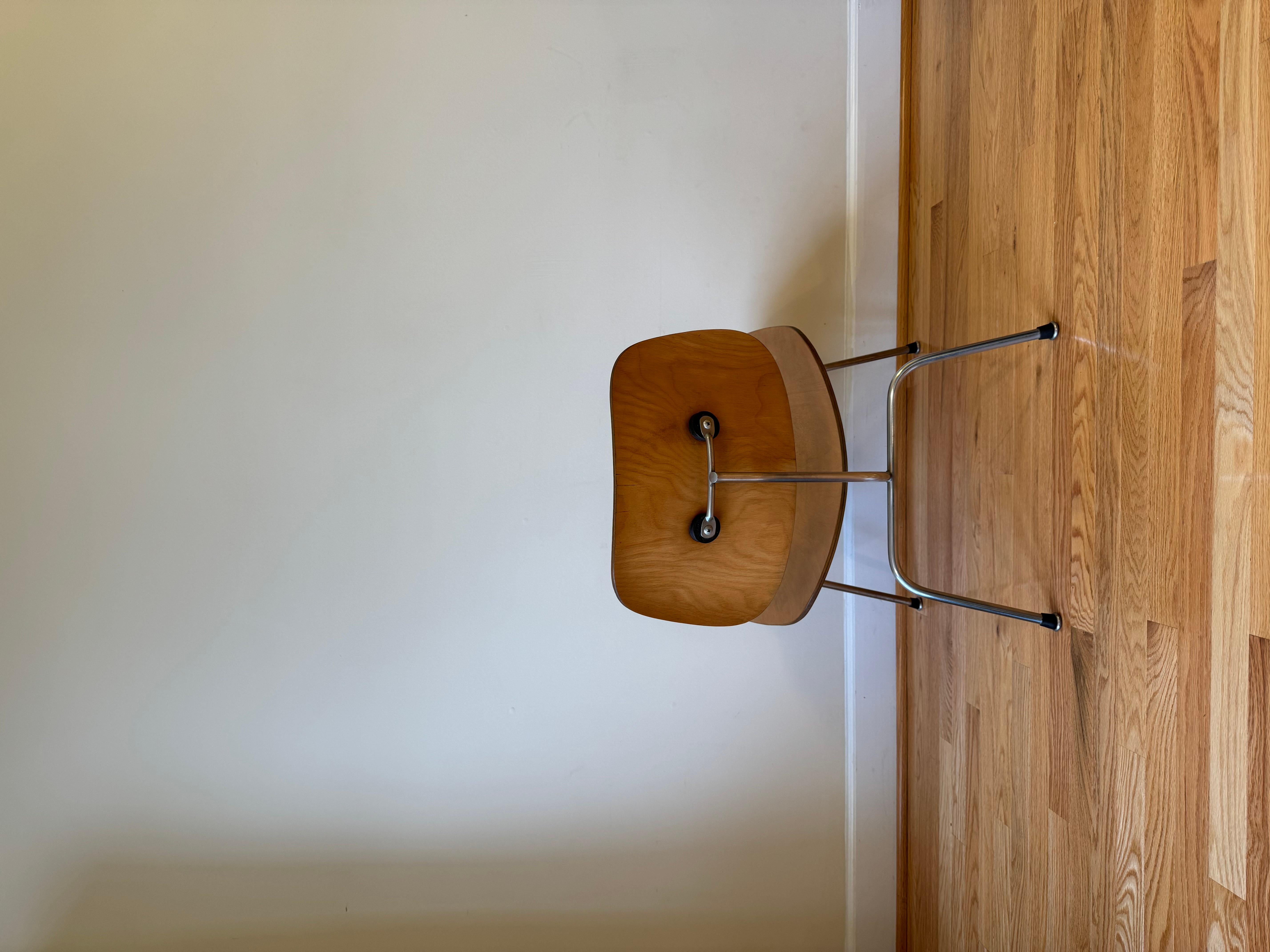 Eames Loungesessel aus geformtem Sperrholz mit Metallgestell (LCM), ca. 1950er Jahre im Zustand „Gut“ im Angebot in Centreville, VA