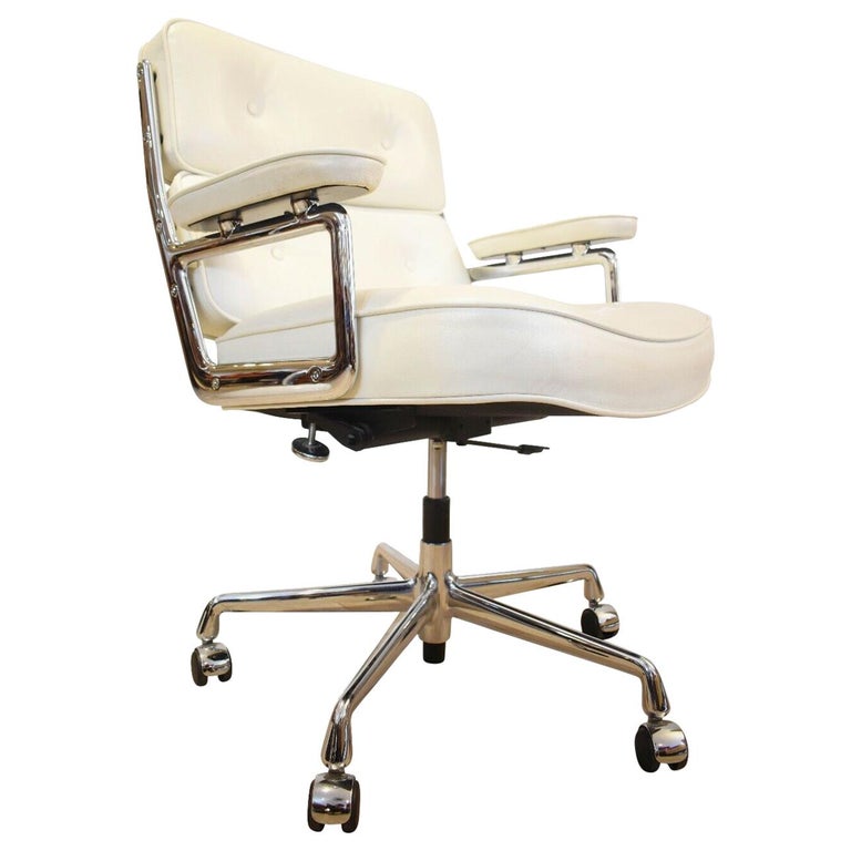 Chaise de bureau Eames ES 104 Lobby Chair Vitra en cuir blanc sur 1stDibs