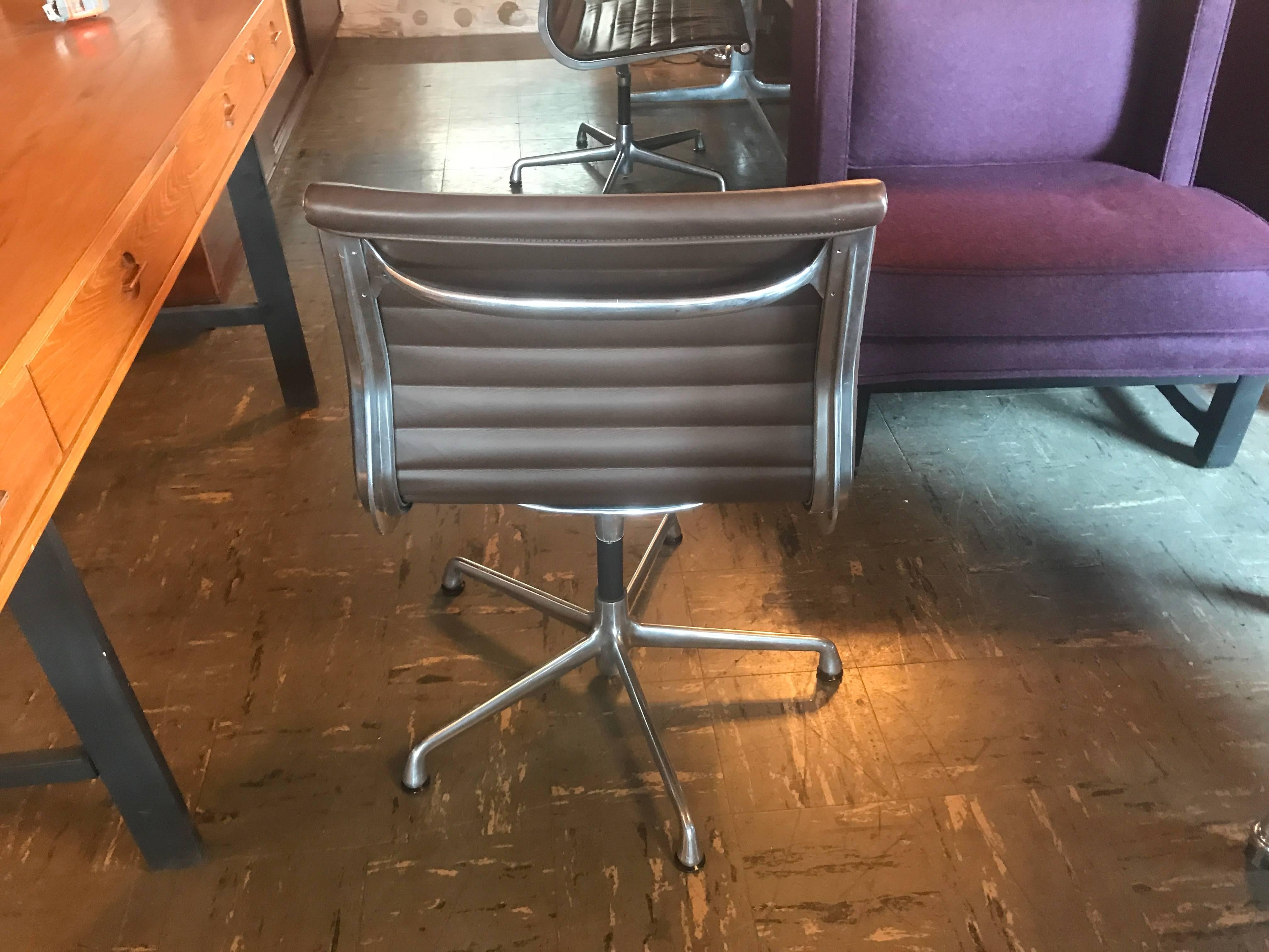 Eames Office Swivel Aluminum Group Leather Chair Herman Miller In Excellent Condition In Salt Lake City, UT