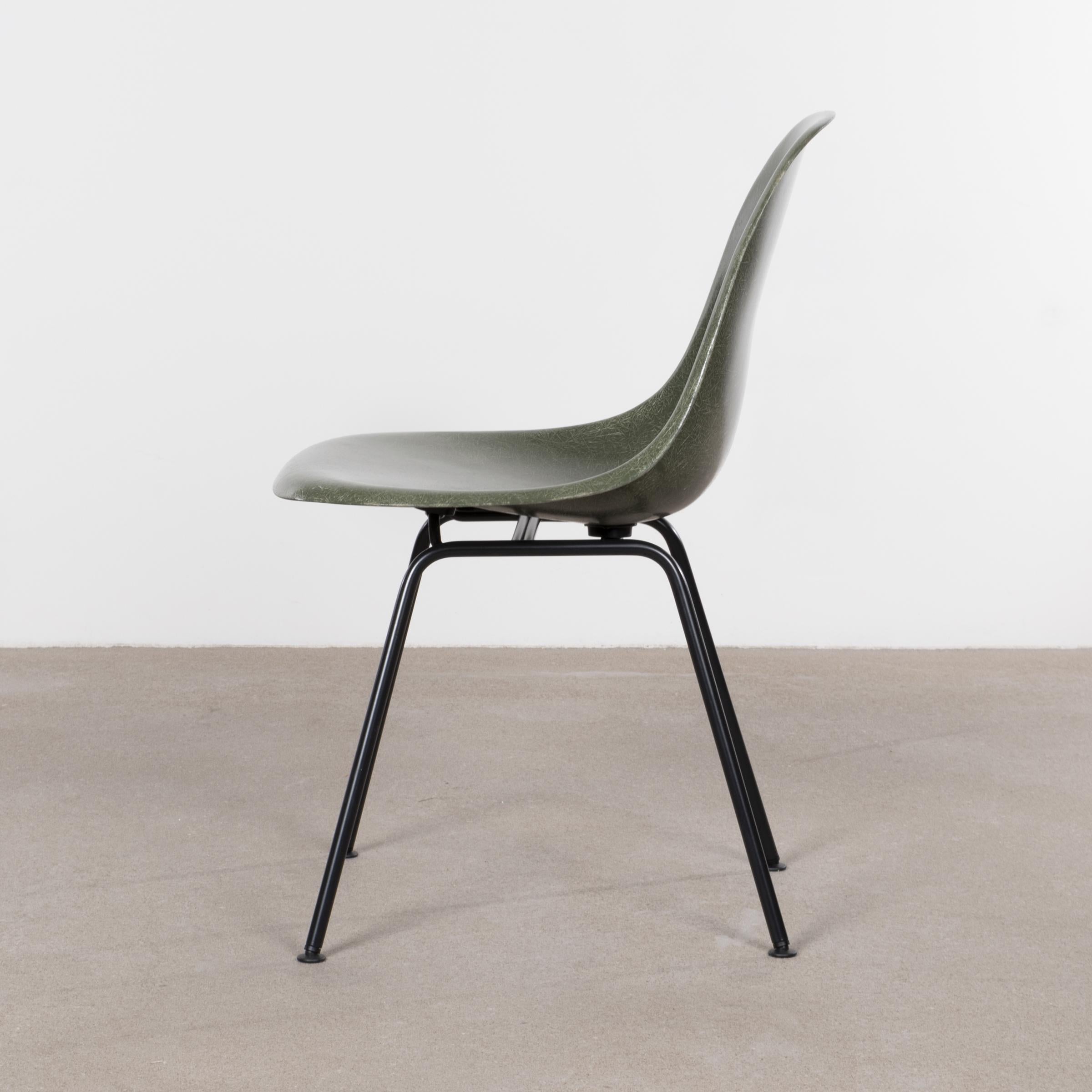 Beautiful iconic DSX chair in the color: Olive Green Dark. The side shell chair is in very good condition with only slight traces of use. Replaced shock mounts which guarantee save usability for the next decades. Basic dark powder coated or zinc