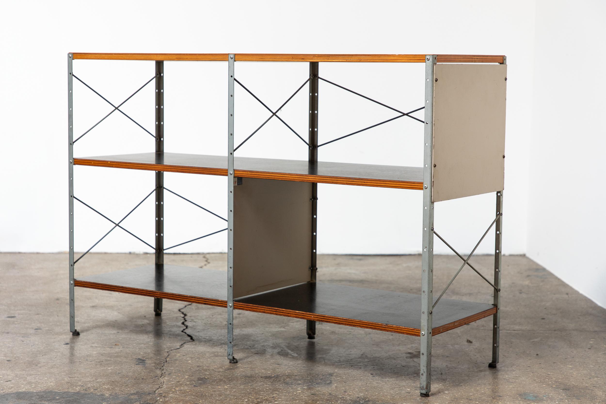 Contenitore ESU 200-N originale di prima generazione, progettato da Charles e Ray Eames per Herman Miller. Questo pezzo iconico incarna l'approccio innovativo degli Eames al design modulare, con pannelli in legno naturale e un'elegante struttura in