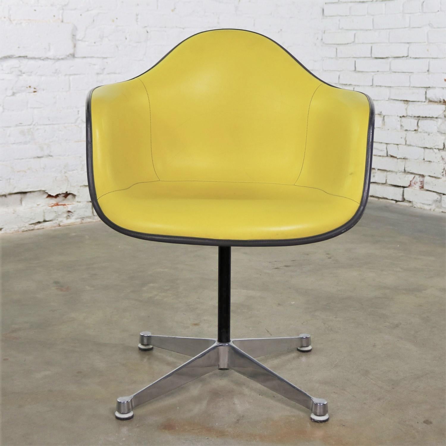 Mid-Century Modern Fauteuil pivotant Eames PAC jaune avec coque en fibre de verre grise et base en aluminium en vente