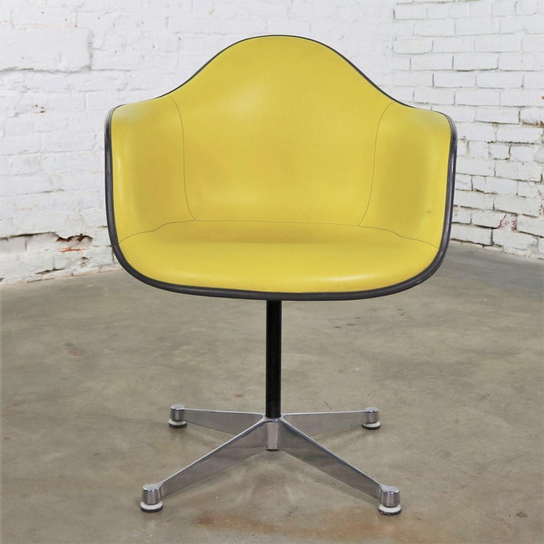 Mid-Century Modern Eames PAC Yellow Padded Swivel Armchair w/Gray Fiberglass Shell & Aluminum Base For Sale