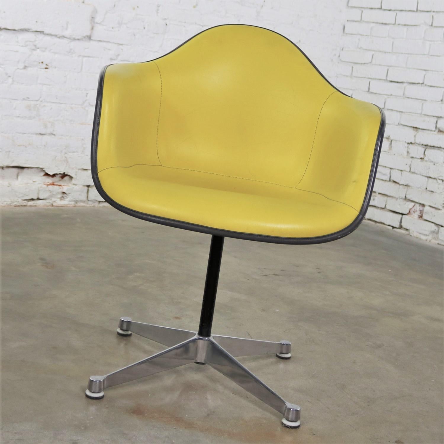 Américain Fauteuil pivotant Eames PAC jaune avec coque en fibre de verre grise et base en aluminium en vente