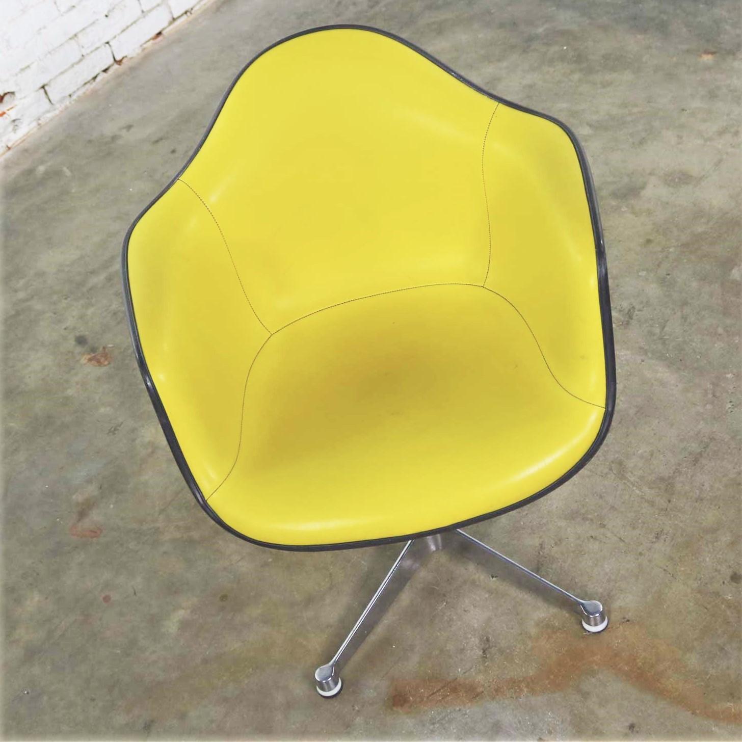 Moulage Fauteuil pivotant Eames PAC jaune avec coque en fibre de verre grise et base en aluminium en vente