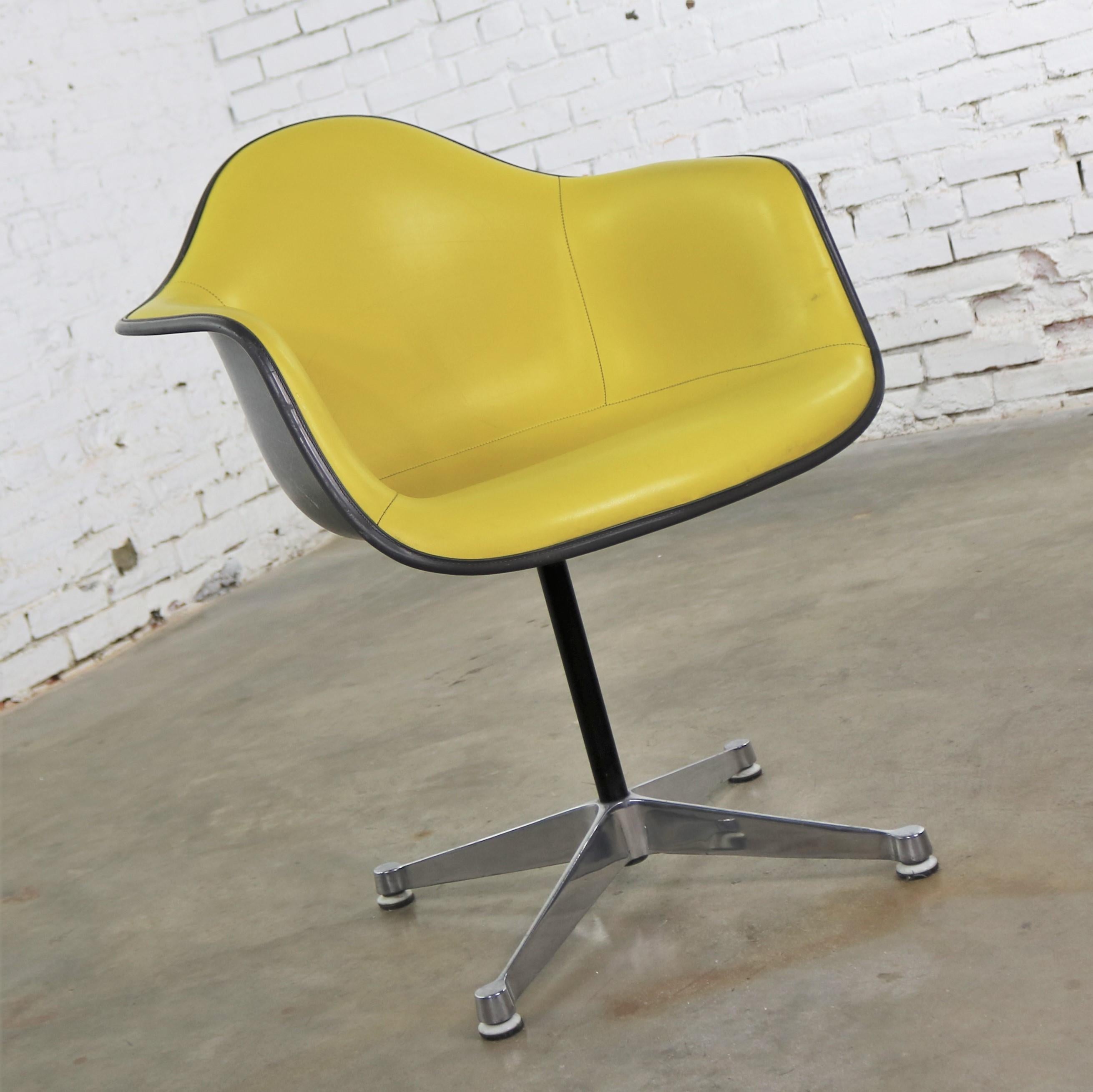 20ième siècle Fauteuil pivotant Eames PAC jaune avec coque en fibre de verre grise et base en aluminium en vente