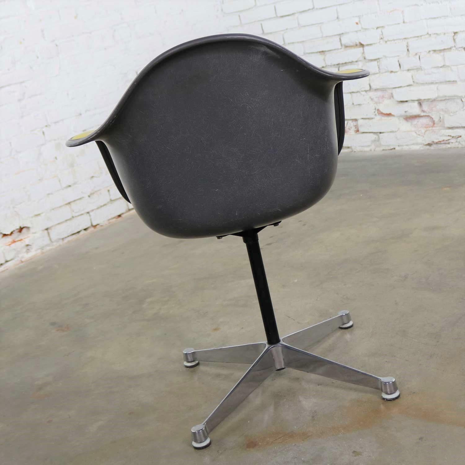 Naugahyde Fauteuil pivotant Eames PAC jaune avec coque en fibre de verre grise et base en aluminium en vente