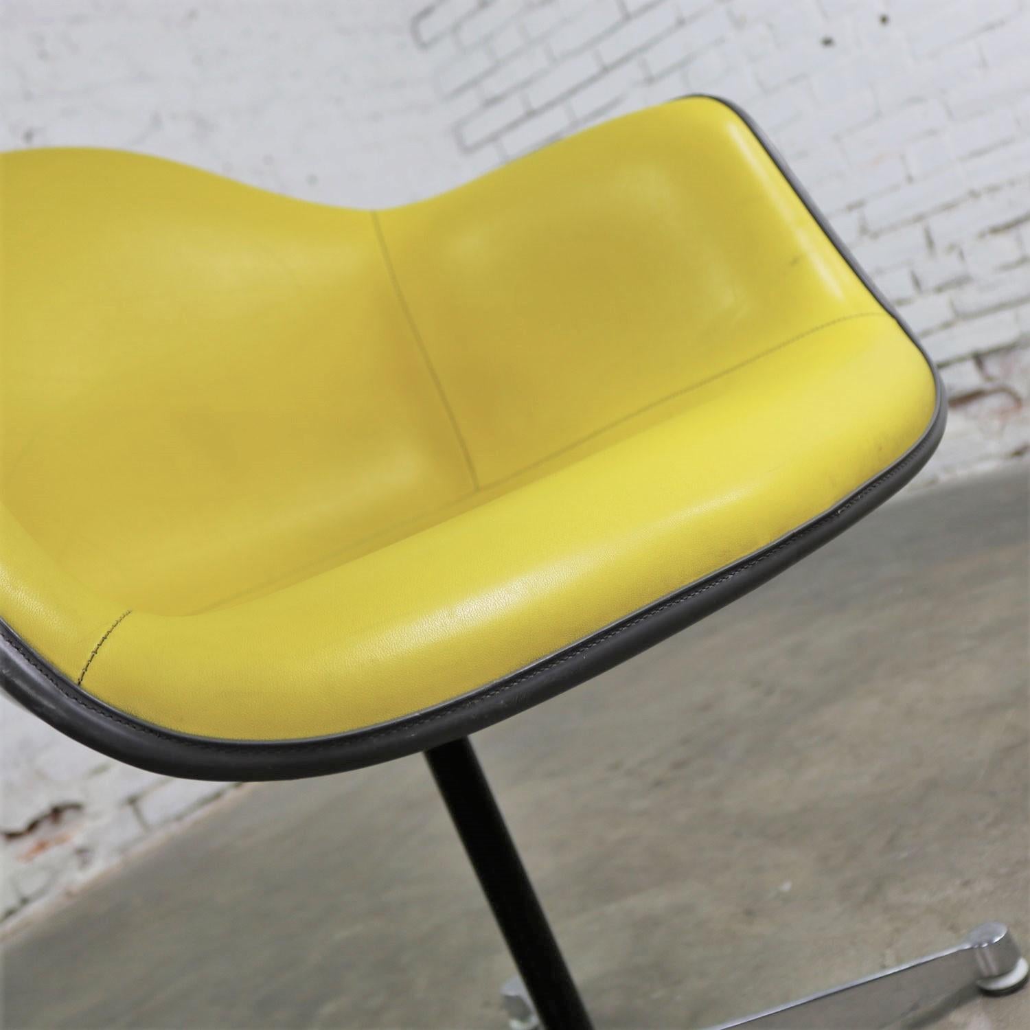 Fauteuil pivotant Eames PAC jaune avec coque en fibre de verre grise et base en aluminium en vente 1