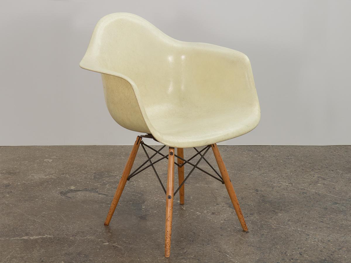 1st generation rope-edge Parchment fiberglass armchair, on original swivel maple base, designed by Ray and Charles Eames for Herman Miller. Distinct thread texture that varies in saturation and density throughout the molded fiberglass surface.