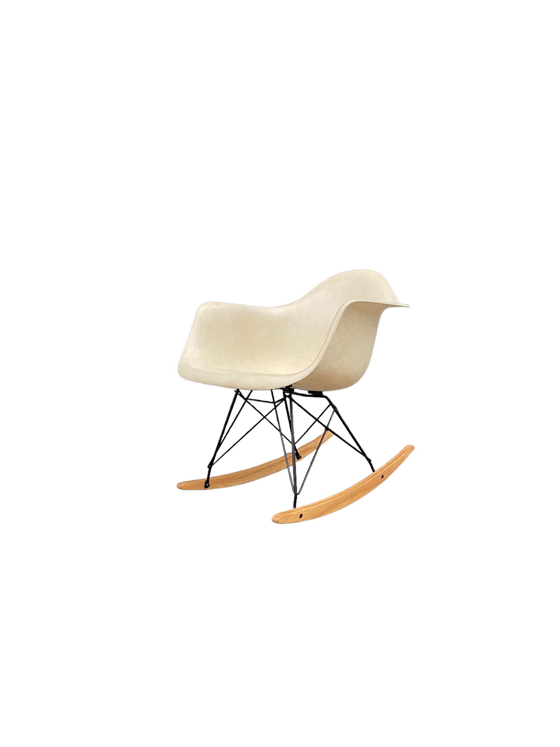 Eames RAR Parchment Rocking Chair for Herman Miller In Good Condition For Sale In Brooklyn, NY
