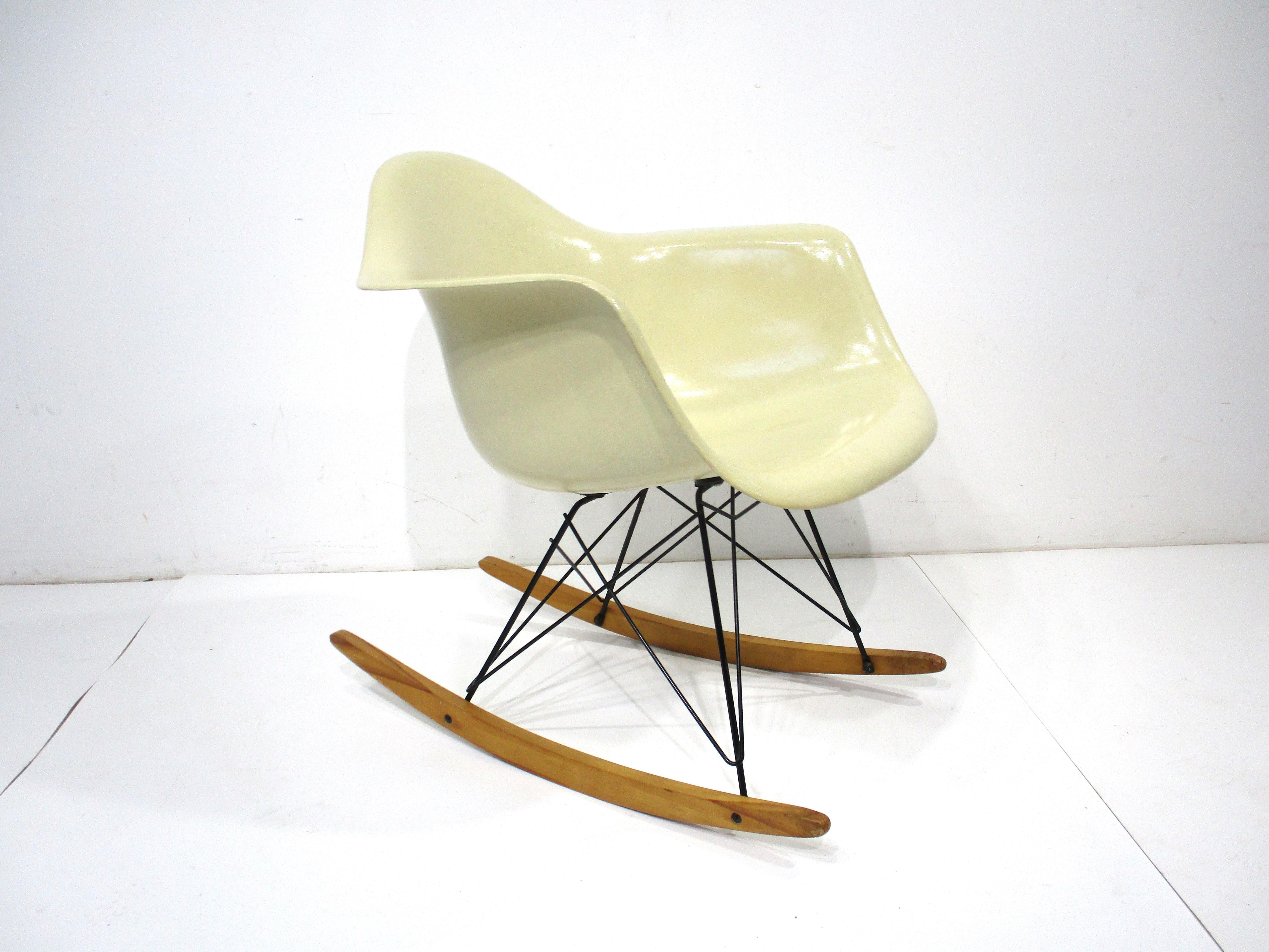 Mid-Century Modern Eames RAR Rocking Armchair for Herman Miller  For Sale
