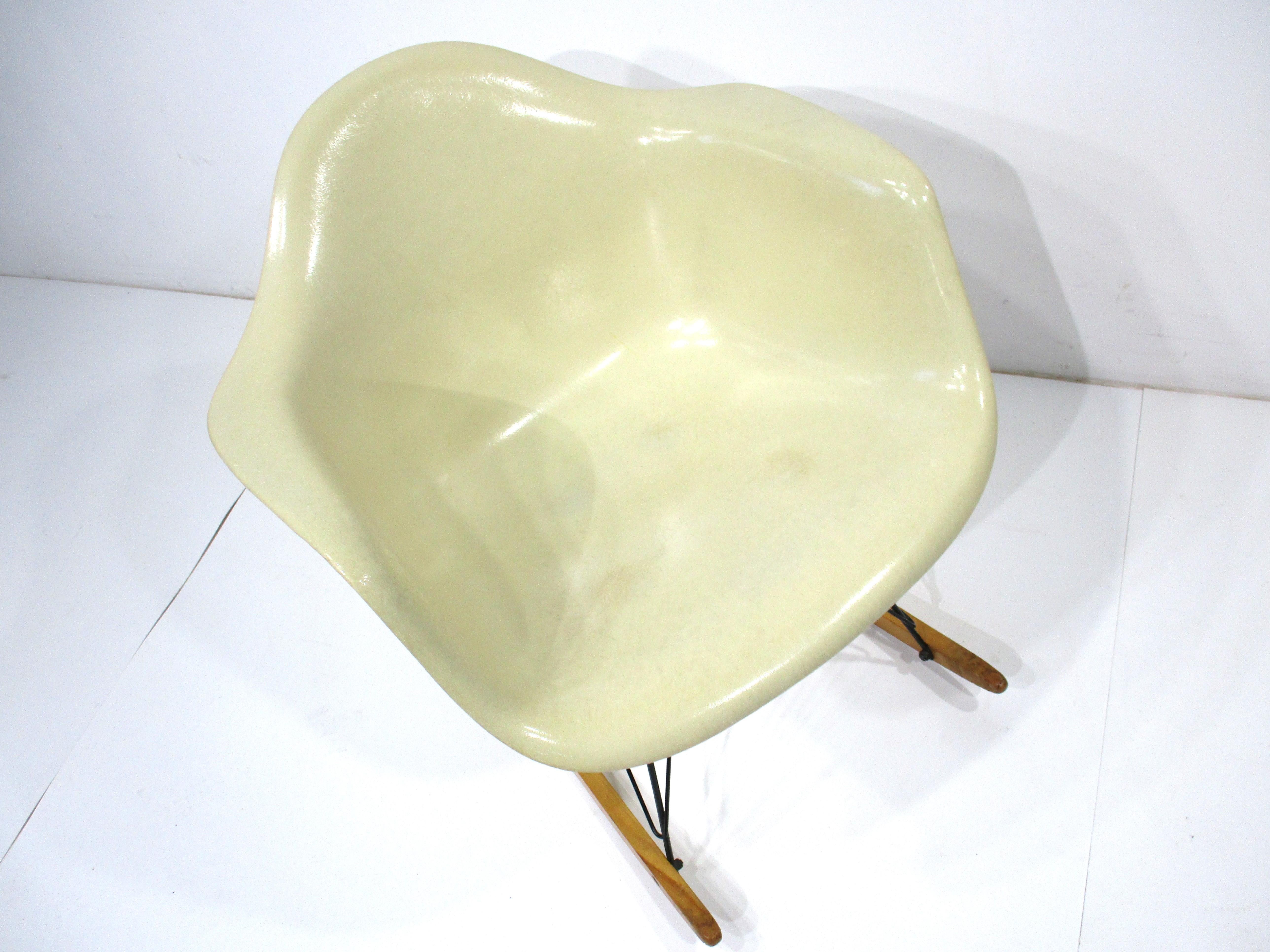 Eames RAR Rocking Armchair for Herman Miller  In Good Condition For Sale In Cincinnati, OH