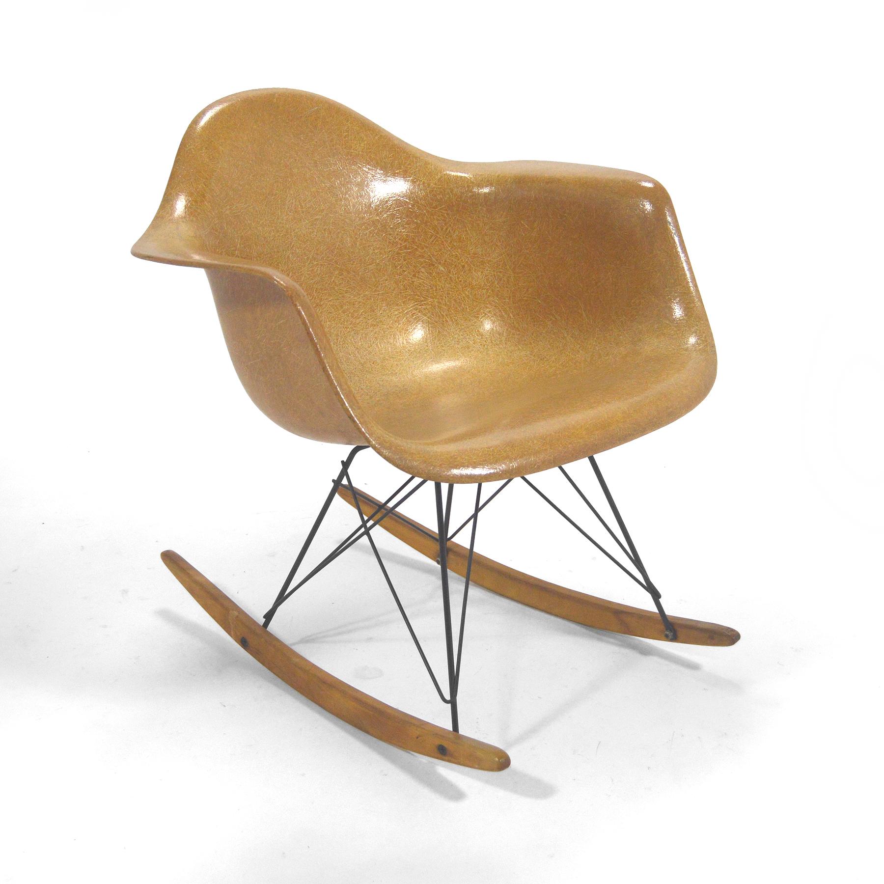 The early Zenith shells are distinctive for their high fiber content and larger, more substantial rubber shock mounts, a translucent quality to the fiberglass. RAR was the designation given chairs with the rocking base. This fine rocker is all
