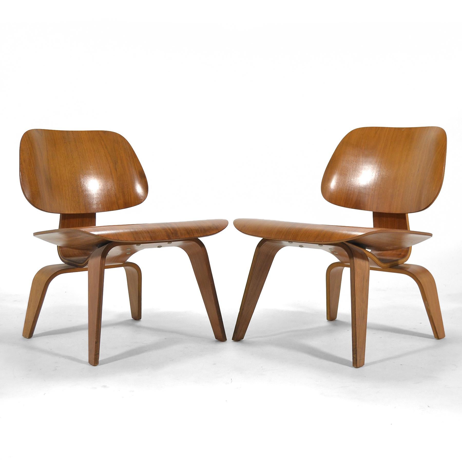 El icónico diseño LCW (Lounge Chair Wood) se ha ganado un lugar en las colecciones privadas y públicas más importantes del mundo, y con razón. Utilizando la tecnología que desarrollaron durante la Segunda Guerra Mundial, Charles and Ray Eames