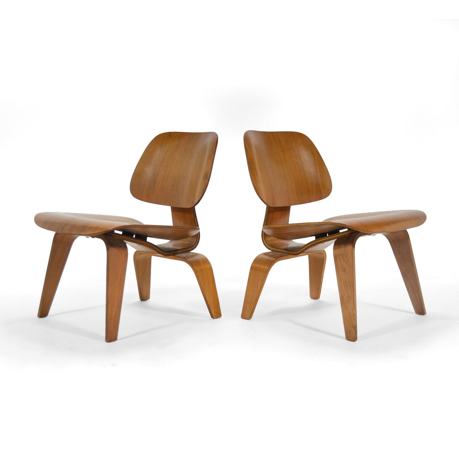 Raro par de sillones Eames LCW Lounge de nogal a juego Moderno de mediados de siglo en venta
