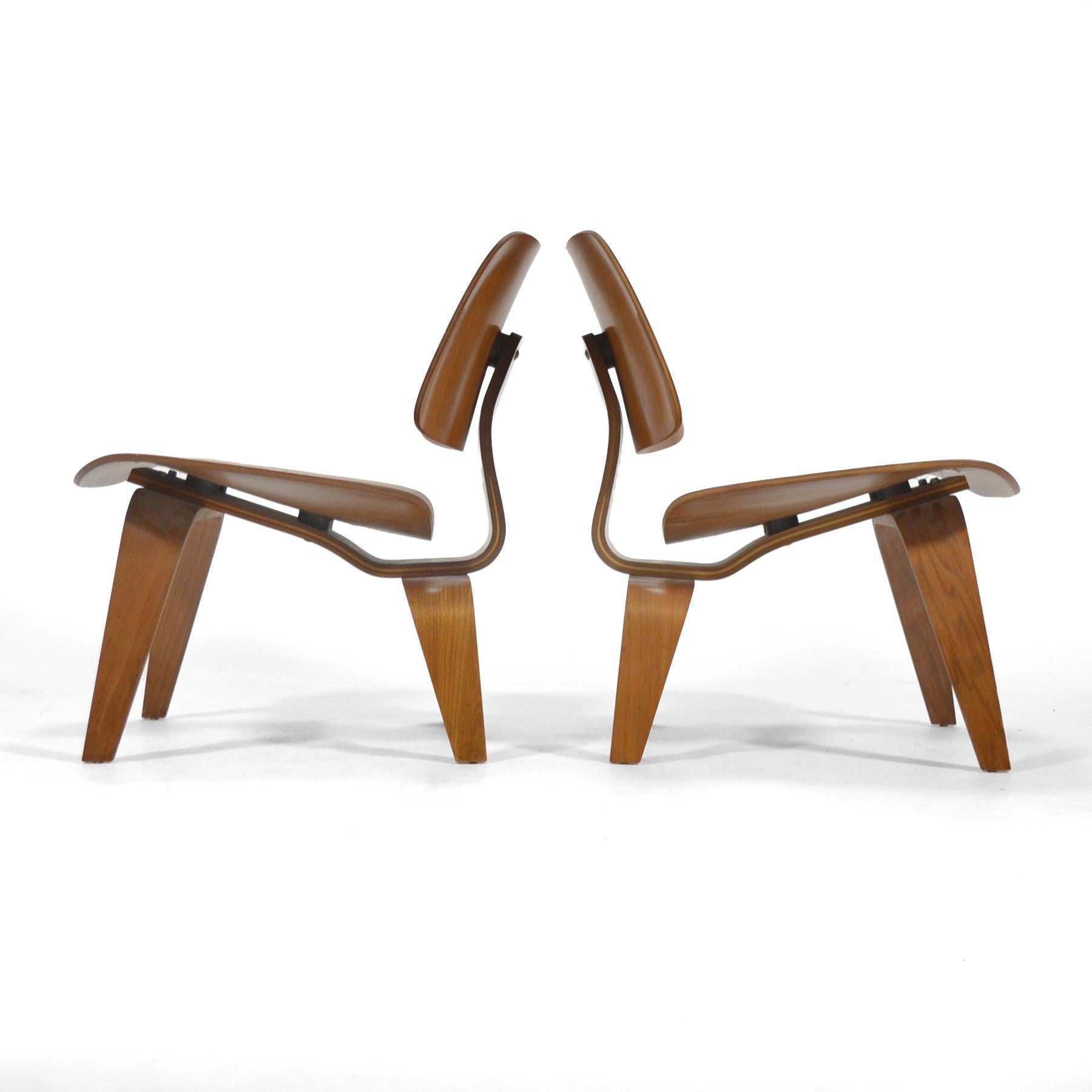 Raro par de sillones Eames LCW Lounge de nogal a juego Estadounidense en venta