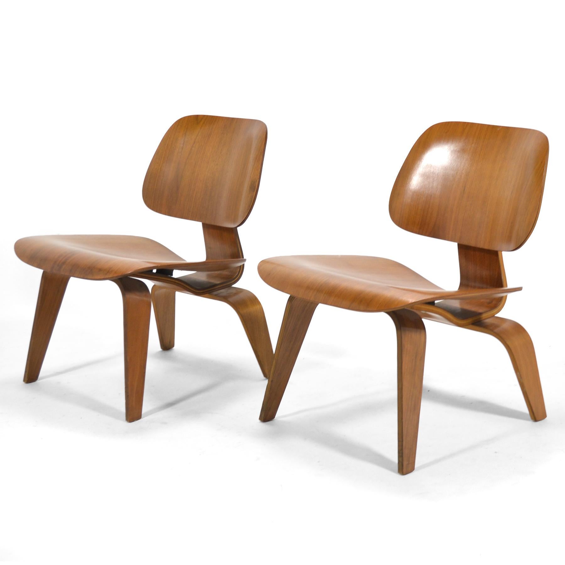 Raro par de sillones Eames LCW Lounge de nogal a juego mediados del siglo XX en venta