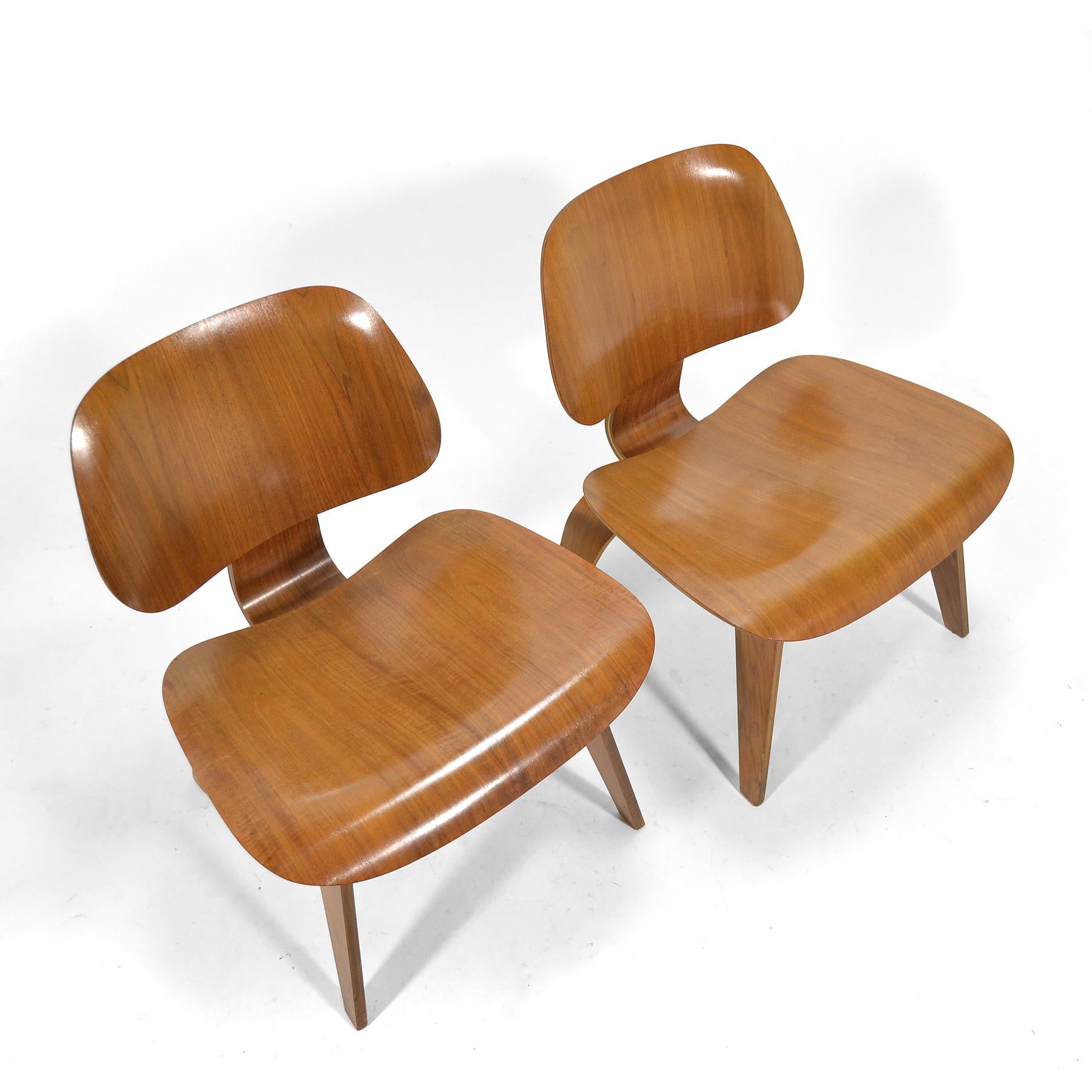 Raro par de sillones Eames LCW Lounge de nogal a juego Madera contrachapada en venta