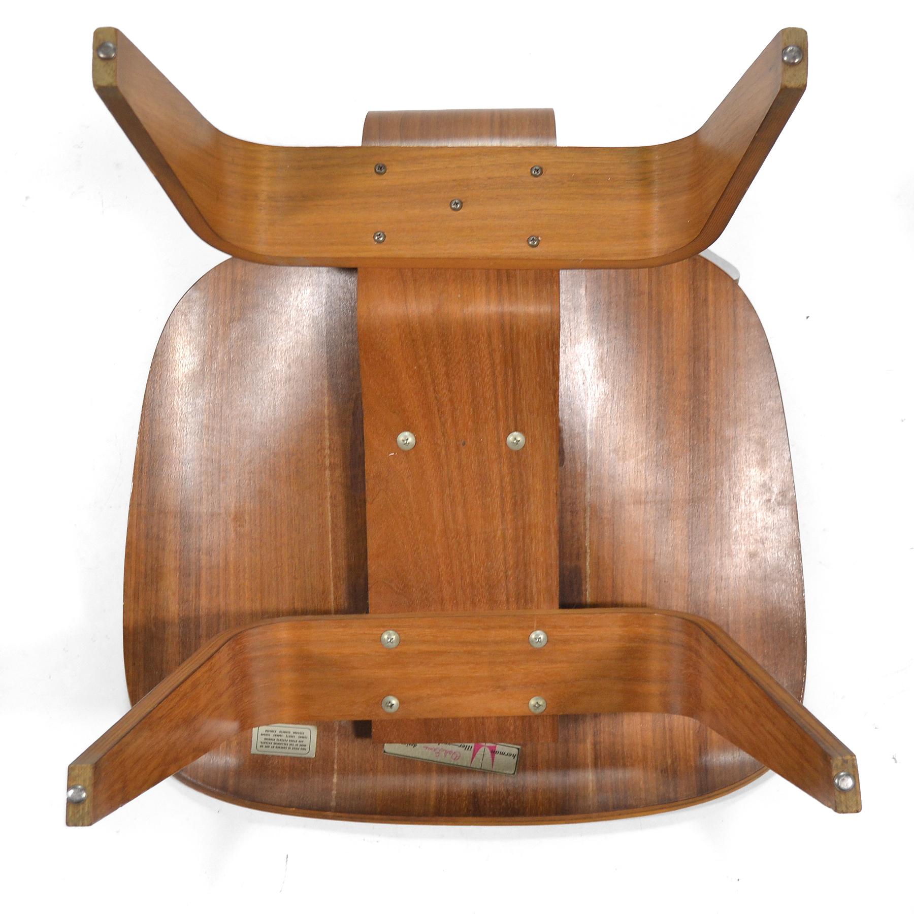 Raro par de sillones Eames LCW Lounge de nogal a juego en venta 1
