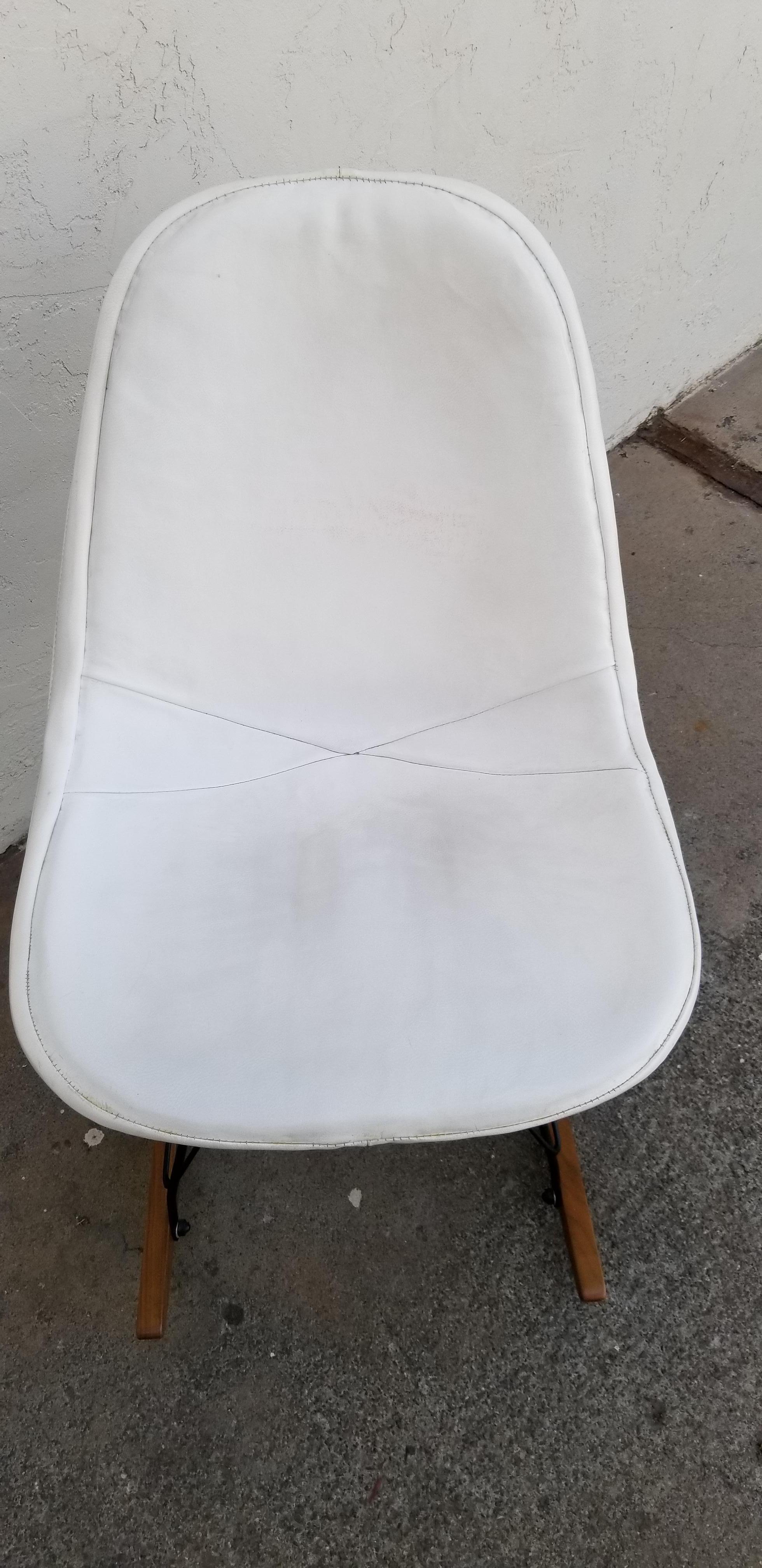 Eames RKR Rocker In Good Condition For Sale In Fulton, CA