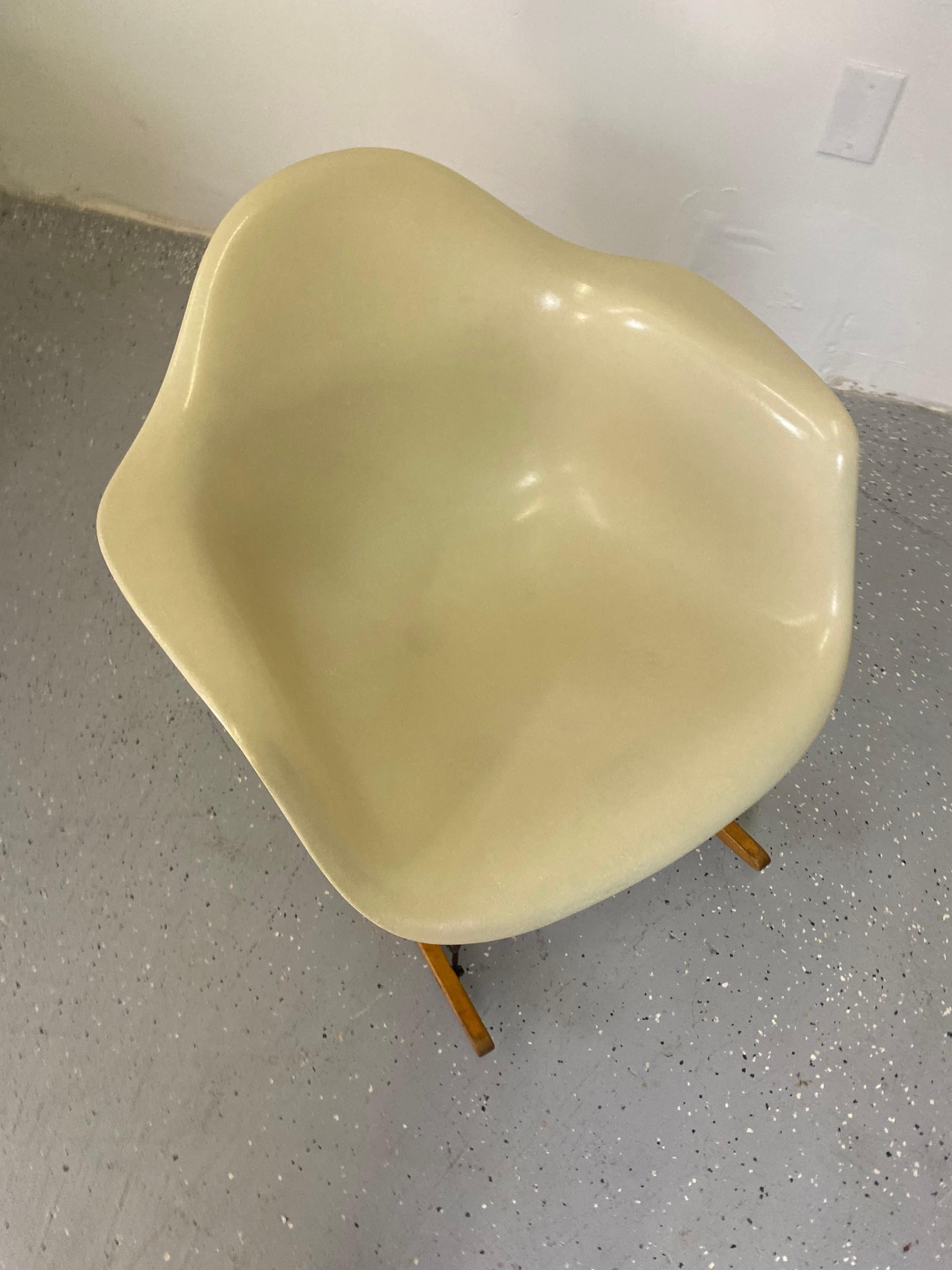 Excellent vintage rocking chair by Charles and Ray Eames circa 1970. Original rocking base vintage armshell.