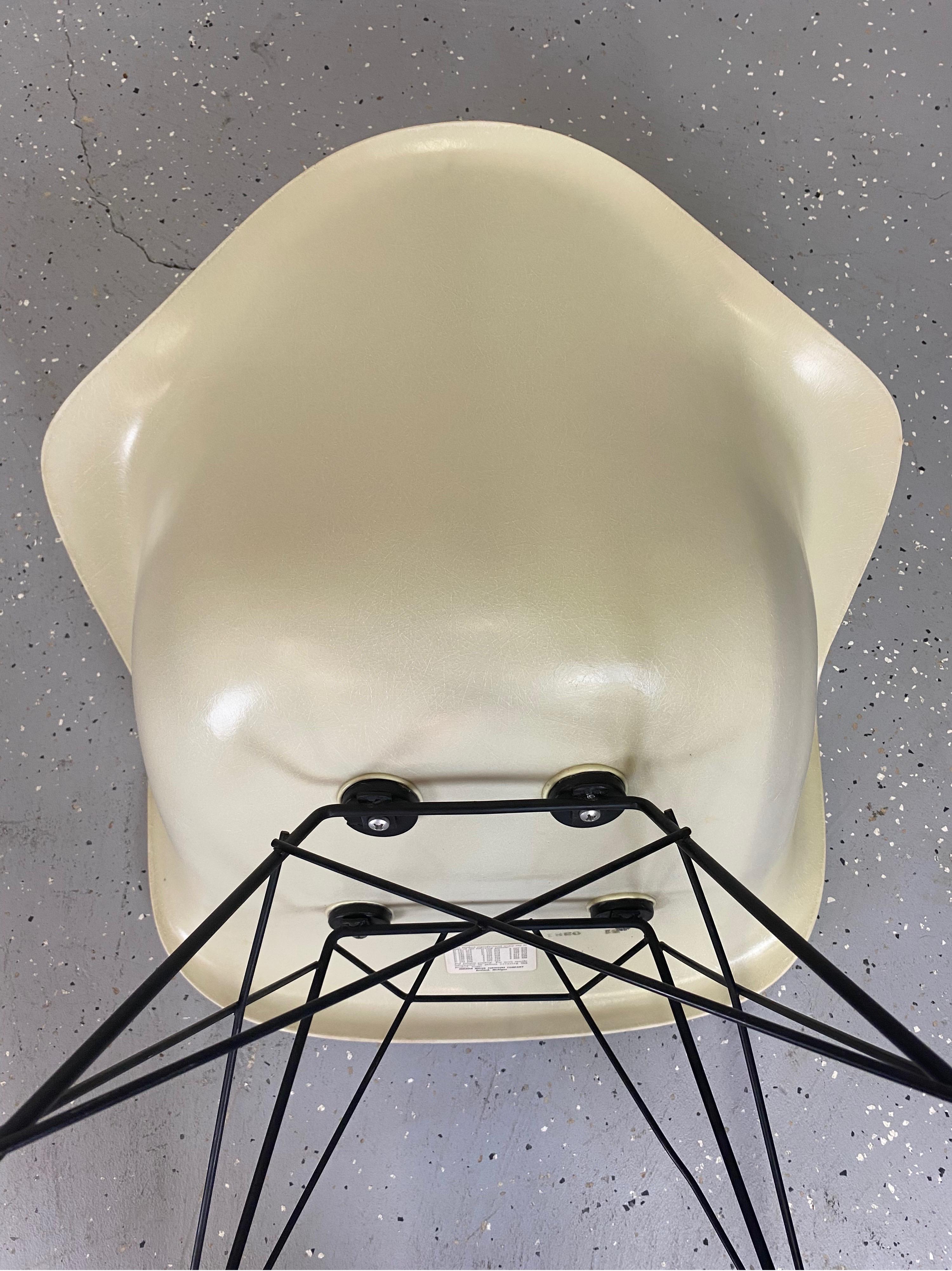 Mid-Century Modern Eames Rocker-RAR, Parchment Fiberglass Armshell by Herman Miller