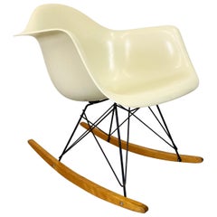 Eames Rocker-RAR:: Armlehnen aus pergamentfarbenem Fiberglas von Herman Miller