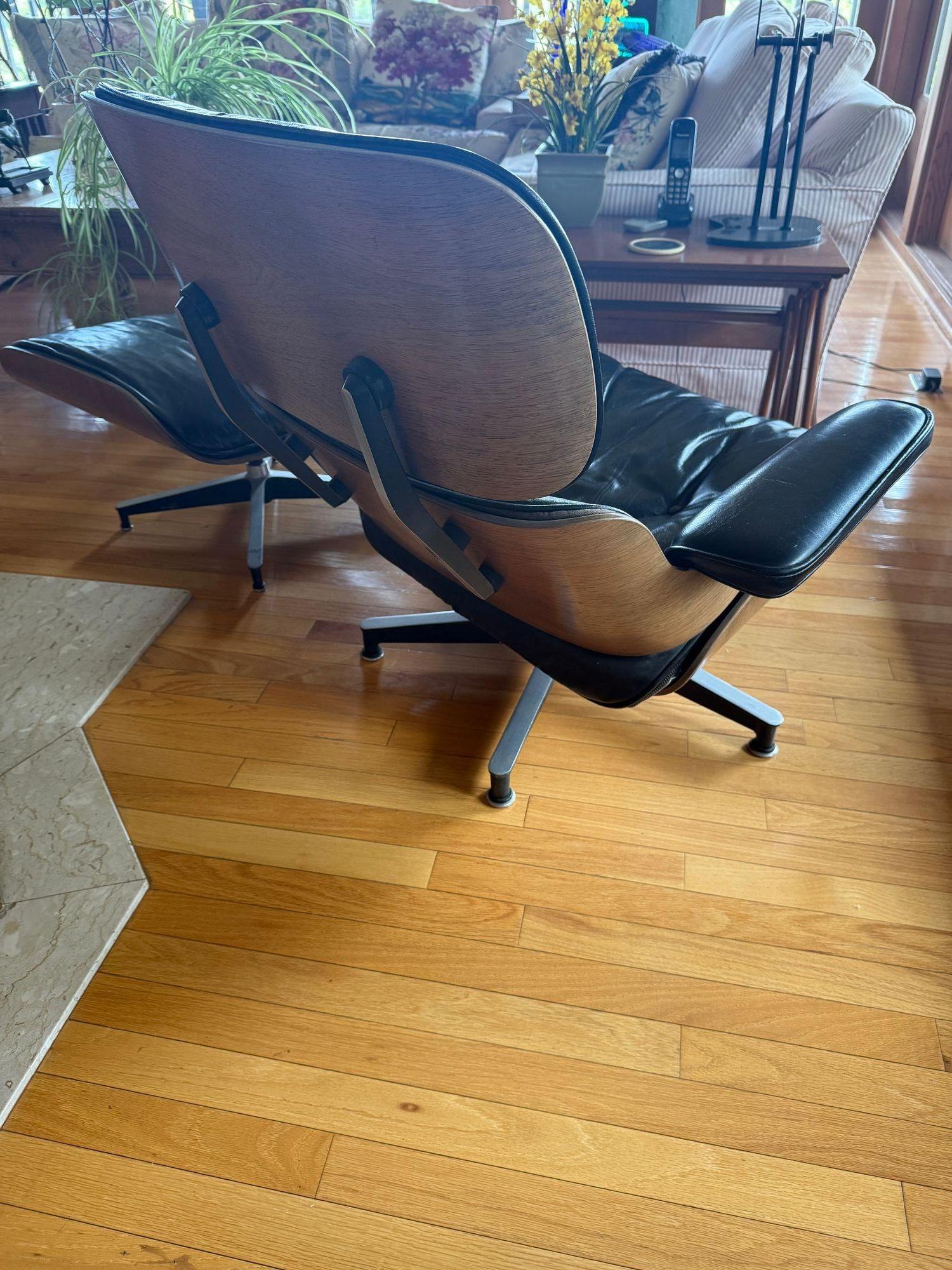 Mid-Century Modern Eames Rosewood and Leather 670 / 671 Lounge Chair and Ottoman For Sale