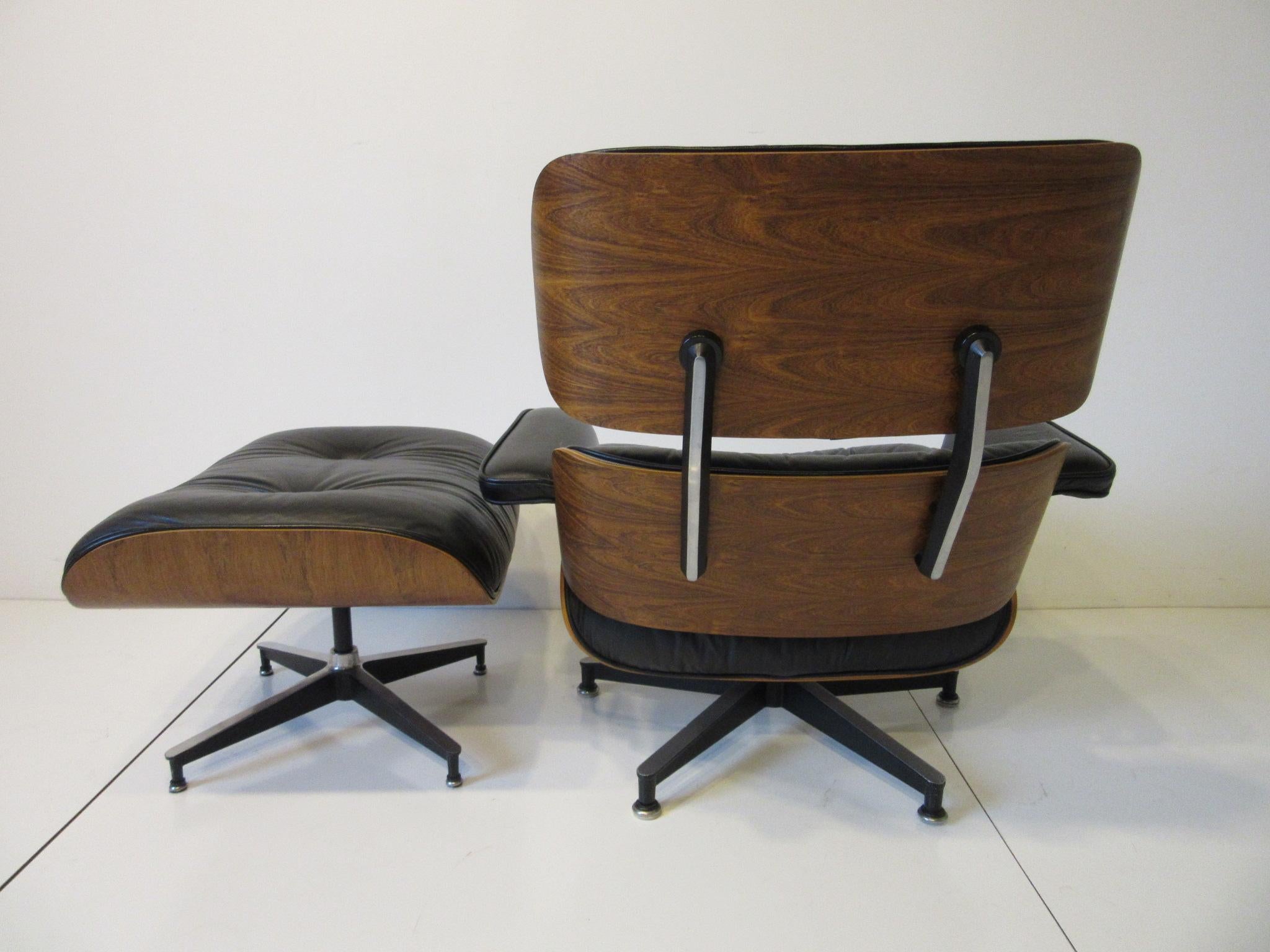 Eames Rosewood and Leather 670 Lounge Chair with Ottoman In Good Condition In Cincinnati, OH