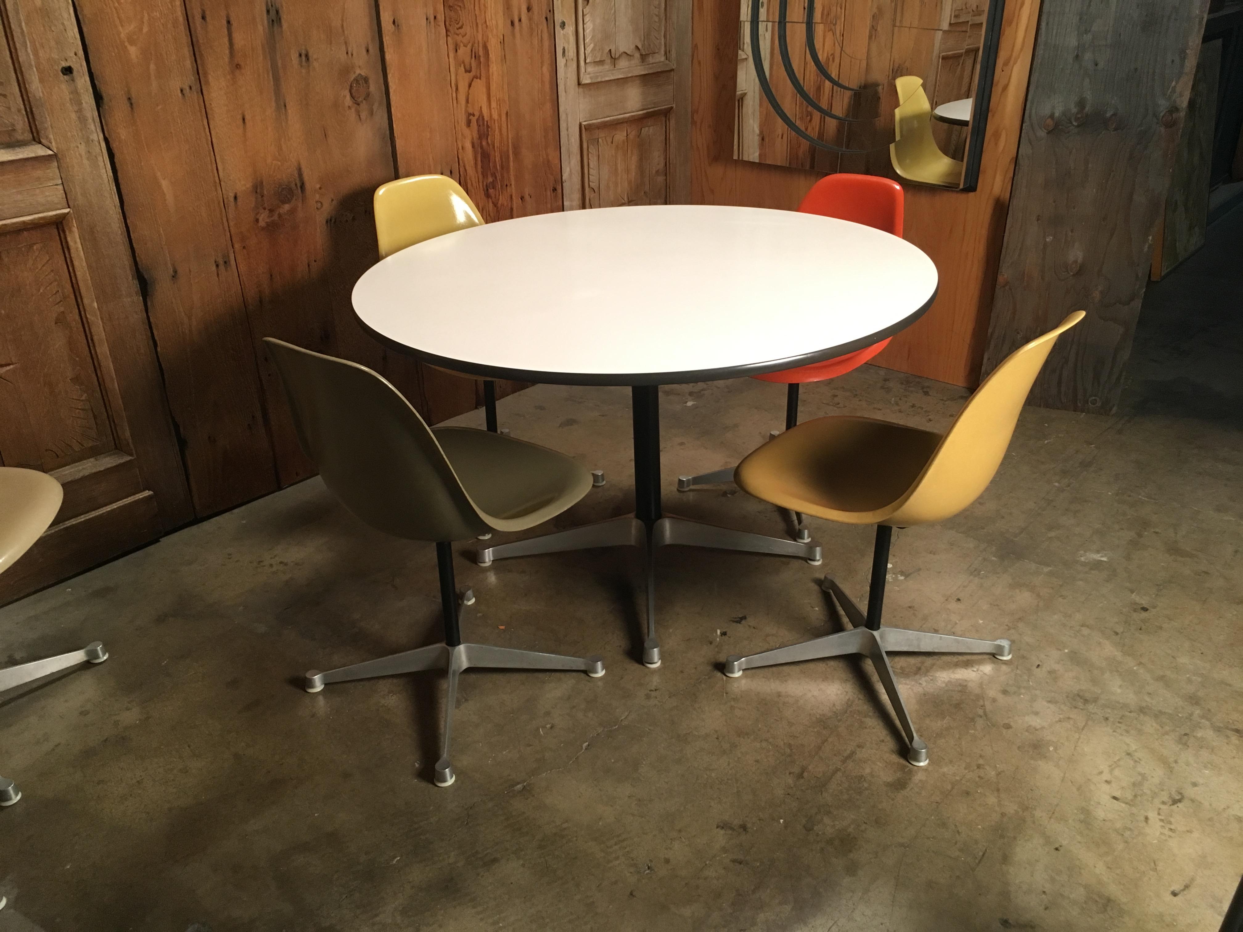 Eames Round Dining Table for Herman Miller, 1960s 3